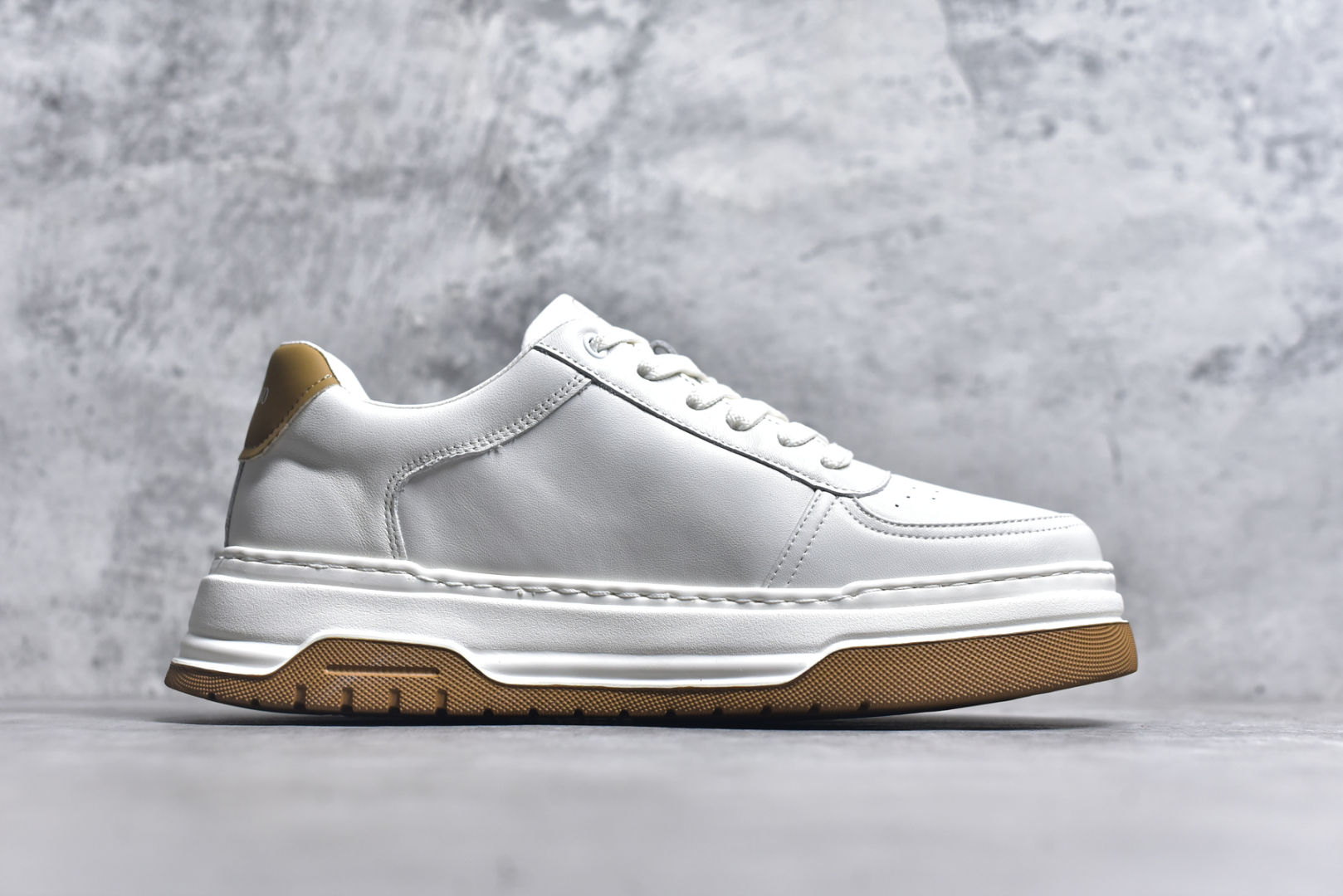 图片[3]-#Valentino 华伦天奴 Rockstud untitled 厚底休闲小白鞋 明星同款 软羊皮低帮运动板鞋 经典百搭款绗缝格纹打造瞩目朋克风格 考究皮质构塑和简洁轮廓 流畅的线条奠定酷感基调 装饰质感橡胶效果 背面与鞋舌装饰 穿出了不一样的随性和时髦 阿那亚大秀可谓是刷爆了时尚圈 鞋面全油边 面料：定制牛皮+独家开模橡胶发泡大底 轻便防滑耐磨 脚感舒适 款式耐看做工精细 全套包装 尺码：38-44（皮鞋码）-选品中心