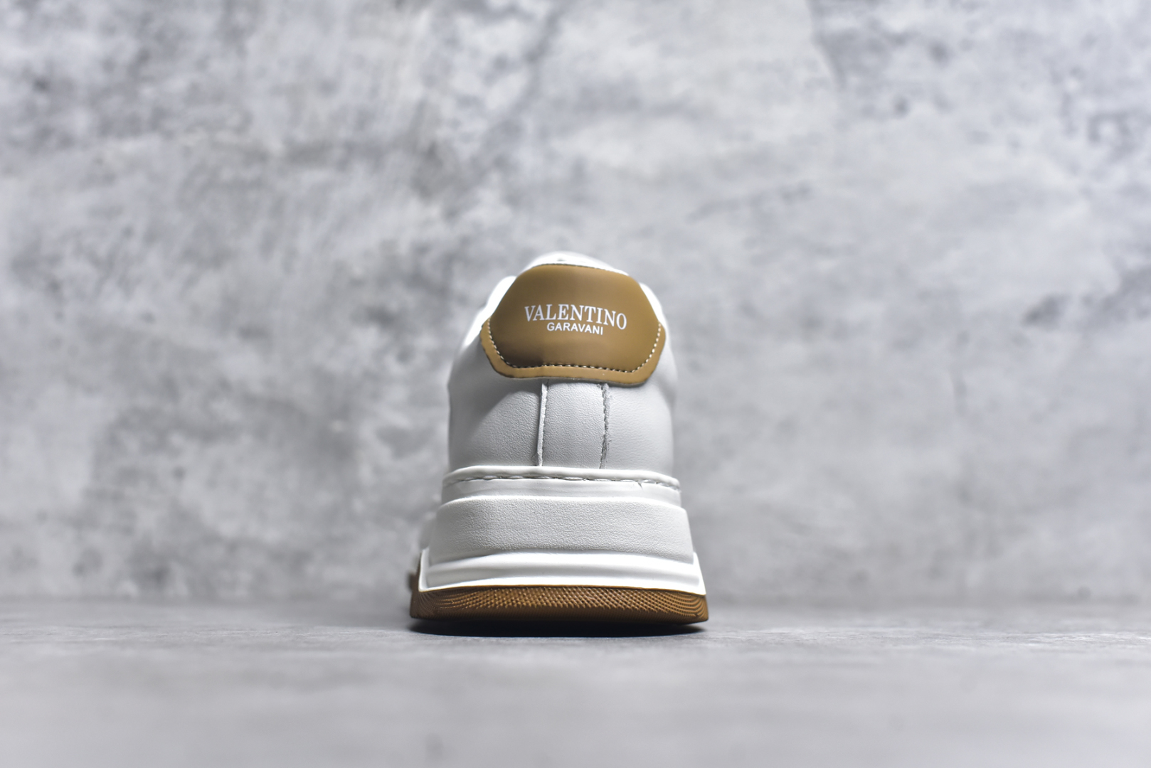 图片[5]-#Valentino 华伦天奴 Rockstud untitled 厚底休闲小白鞋 明星同款 软羊皮低帮运动板鞋 经典百搭款绗缝格纹打造瞩目朋克风格 考究皮质构塑和简洁轮廓 流畅的线条奠定酷感基调 装饰质感橡胶效果 背面与鞋舌装饰 穿出了不一样的随性和时髦 阿那亚大秀可谓是刷爆了时尚圈 鞋面全油边 面料：定制牛皮+独家开模橡胶发泡大底 轻便防滑耐磨 脚感舒适 款式耐看做工精细 全套包装 尺码：38-44（皮鞋码）-选品中心