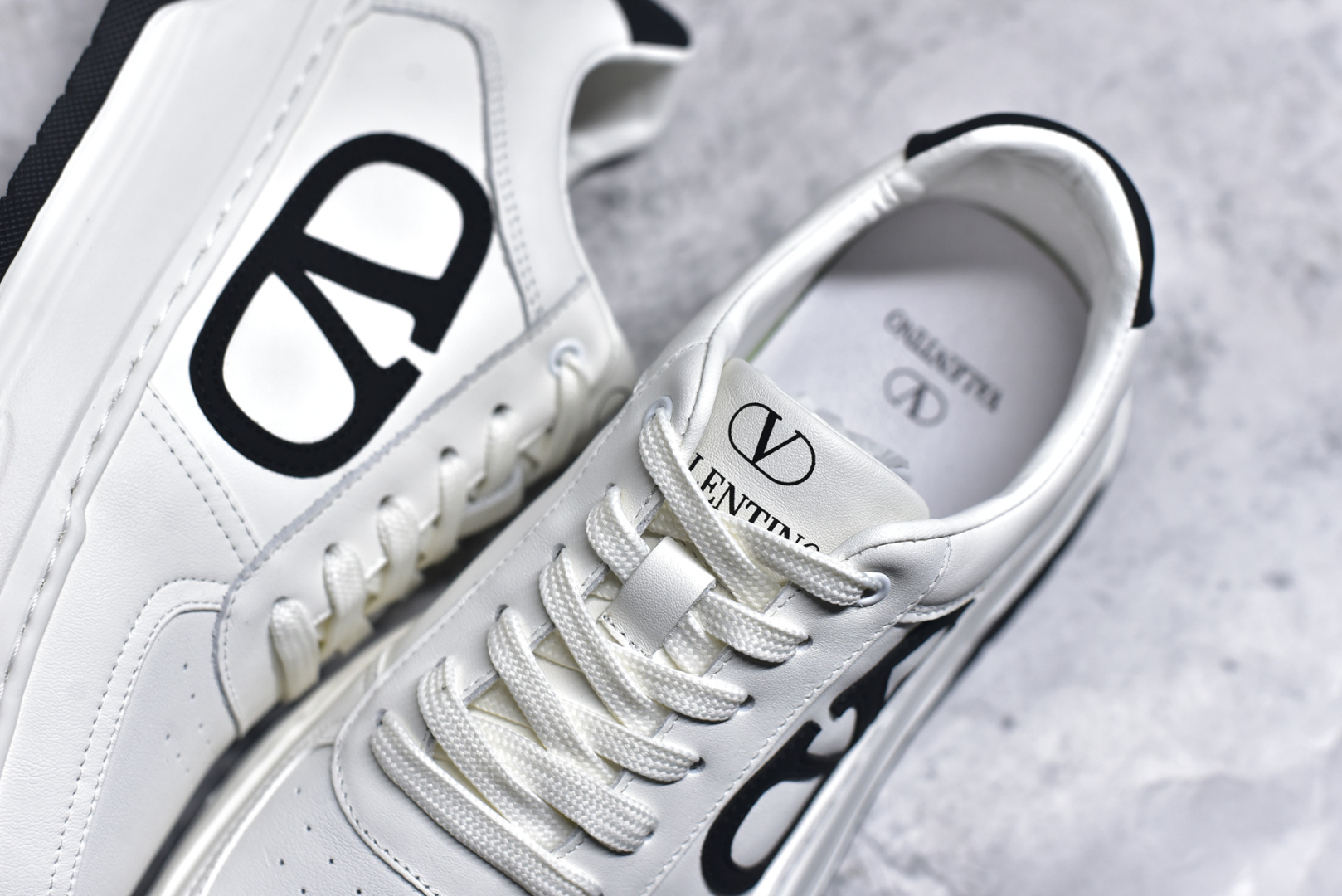 图片[9]-#Valentino 华伦天奴 Rockstud untitled 厚底休闲小白鞋 明星同款 软羊皮低帮运动板鞋 经典百搭款绗缝格纹打造瞩目朋克风格 考究皮质构塑和简洁轮廓 流畅的线条奠定酷感基调 装饰质感橡胶效果 背面与鞋舌装饰 穿出了不一样的随性和时髦 阿那亚大秀可谓是刷爆了时尚圈 鞋面全油边 面料：定制牛皮+独家开模橡胶发泡大底 轻便防滑耐磨 脚感舒适 款式耐看做工精细 全套包装 尺码：38-44（皮鞋码）-选品中心