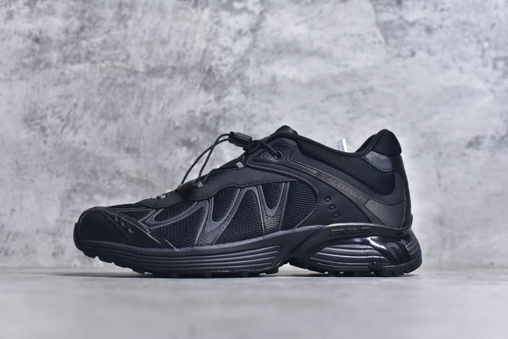 #SALOMON萨洛蒙 XT-WHISPER 时尚 舒适減震防滑耐磨 低帮跑步鞋 鞋面采用SENSIFIT贴合技术 全方位贴合包裹脚型 鞋跟部鞋底牵引设计 提供强大的抓地性能 更适应野外崎岖不平的道路 其3D ADVANCED CHASSIS底盘 材料轻量大化 钉齿设计更具稳定性、防护性 鞋底易磨损区运用CONTAGRIP高耐磨材料 应对城市硬质路面长距离跑考验 货号：477620-25 尺码：36-46.5-选品中心