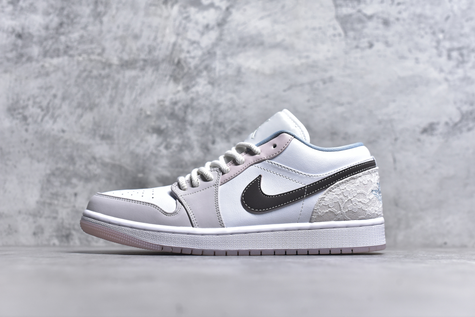 #Air Jordan AJ1 Low 低帮 白粉 IB8859-101 全新流水线出品 DT版本唯一平替选择 市场第二梯队最强版 全部原鞋开发 原楦原纸板开发 全鞋电脑针车 原厂内置全掌气垫 原盒内在原标 唯一Zp原版鞋带绑法 免检产品 全新2022版型 全头层皮料 完美零毛边处理 原厂配置全掌气垫 价格定位良心 几十个配色陆续出货 实拍调校N版已经零色差零失真 百分百还原实物色彩所见即所得 不存在货不对板色差等低级问题 选购参考实物拍摄 不混卖不参货 只用心做好货严格选品 承诺混一赔十 尺码：36-46-选品中心