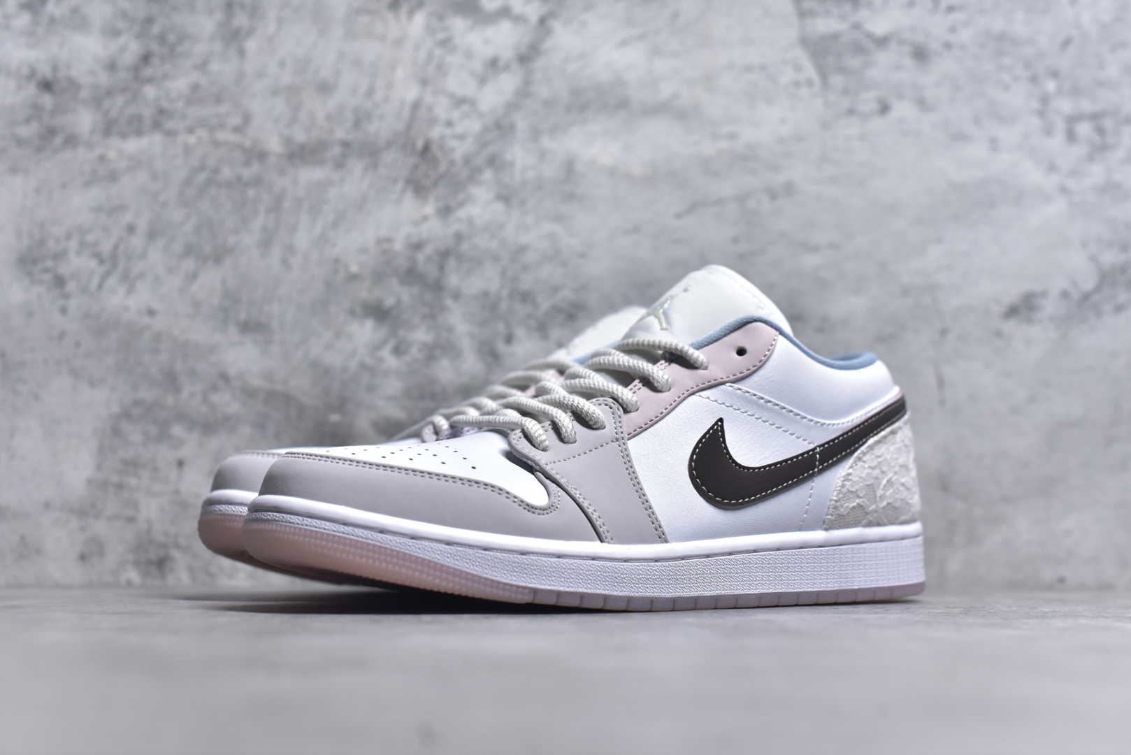 图片[2]-#Air Jordan AJ1 Low 低帮 白粉 IB8859-101 全新流水线出品 DT版本唯一平替选择 市场第二梯队最强版 全部原鞋开发 原楦原纸板开发 全鞋电脑针车 原厂内置全掌气垫 原盒内在原标 唯一Zp原版鞋带绑法 免检产品 全新2022版型 全头层皮料 完美零毛边处理 原厂配置全掌气垫 价格定位良心 几十个配色陆续出货 实拍调校N版已经零色差零失真 百分百还原实物色彩所见即所得 不存在货不对板色差等低级问题 选购参考实物拍摄 不混卖不参货 只用心做好货严格选品 承诺混一赔十 尺码：36-46-选品中心