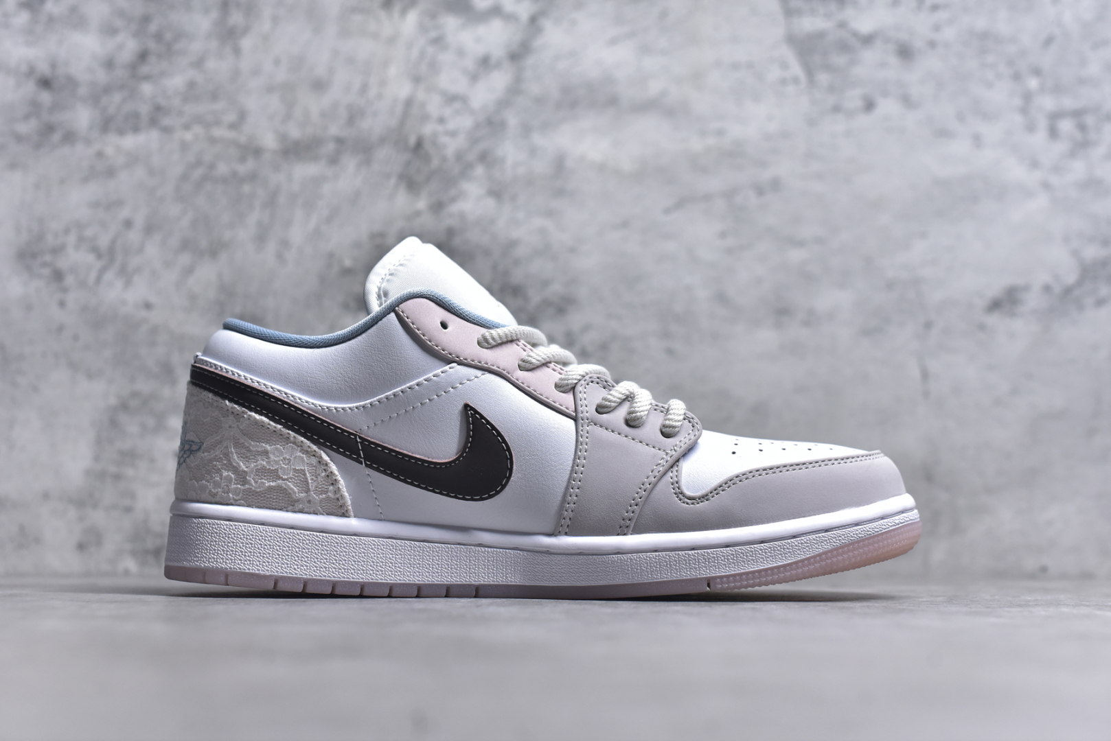 图片[3]-#Air Jordan AJ1 Low 低帮 白粉 IB8859-101 全新流水线出品 DT版本唯一平替选择 市场第二梯队最强版 全部原鞋开发 原楦原纸板开发 全鞋电脑针车 原厂内置全掌气垫 原盒内在原标 唯一Zp原版鞋带绑法 免检产品 全新2022版型 全头层皮料 完美零毛边处理 原厂配置全掌气垫 价格定位良心 几十个配色陆续出货 实拍调校N版已经零色差零失真 百分百还原实物色彩所见即所得 不存在货不对板色差等低级问题 选购参考实物拍摄 不混卖不参货 只用心做好货严格选品 承诺混一赔十 尺码：36-46-选品中心
