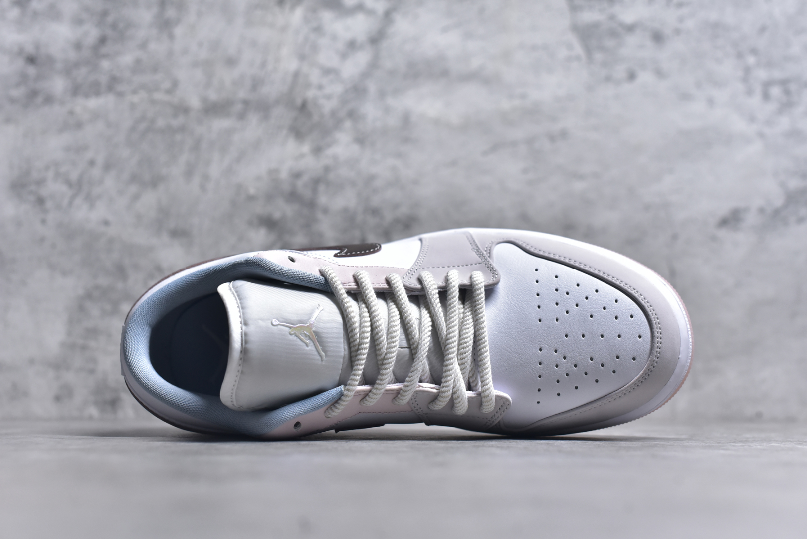 图片[4]-#Air Jordan AJ1 Low 低帮 白粉 IB8859-101 全新流水线出品 DT版本唯一平替选择 市场第二梯队最强版 全部原鞋开发 原楦原纸板开发 全鞋电脑针车 原厂内置全掌气垫 原盒内在原标 唯一Zp原版鞋带绑法 免检产品 全新2022版型 全头层皮料 完美零毛边处理 原厂配置全掌气垫 价格定位良心 几十个配色陆续出货 实拍调校N版已经零色差零失真 百分百还原实物色彩所见即所得 不存在货不对板色差等低级问题 选购参考实物拍摄 不混卖不参货 只用心做好货严格选品 承诺混一赔十 尺码：36-46-选品中心