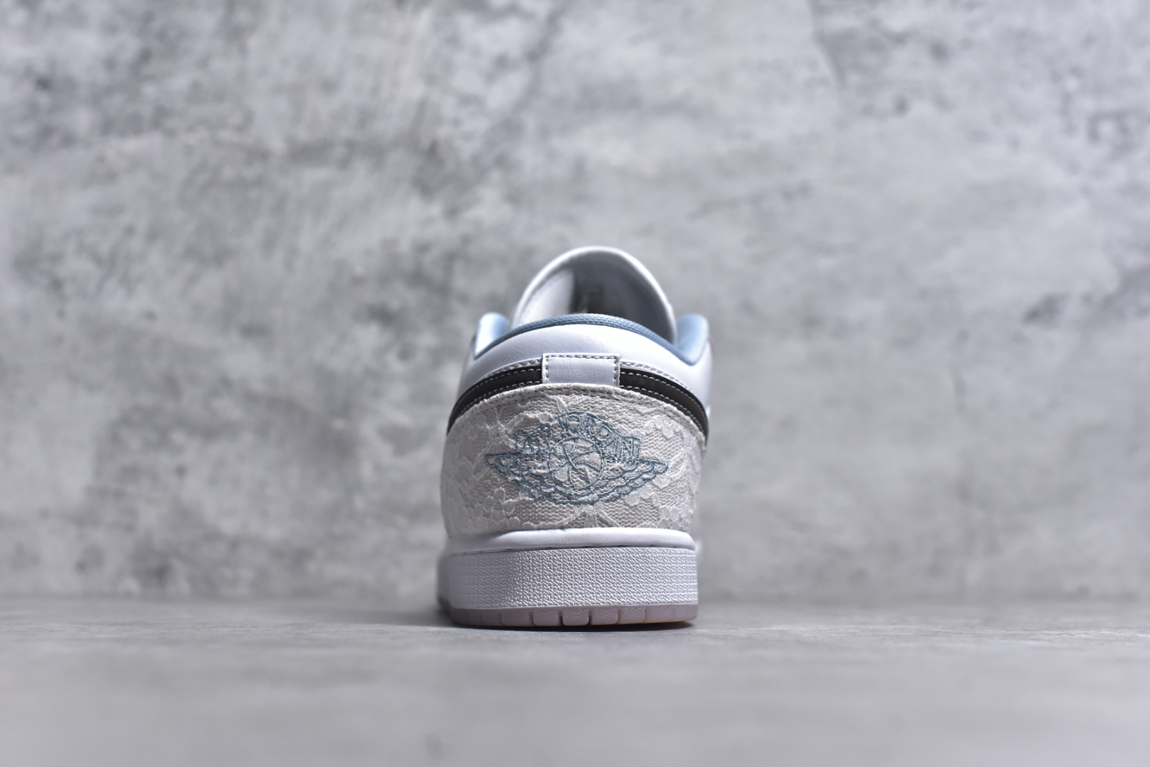 图片[5]-#Air Jordan AJ1 Low 低帮 白粉 IB8859-101 全新流水线出品 DT版本唯一平替选择 市场第二梯队最强版 全部原鞋开发 原楦原纸板开发 全鞋电脑针车 原厂内置全掌气垫 原盒内在原标 唯一Zp原版鞋带绑法 免检产品 全新2022版型 全头层皮料 完美零毛边处理 原厂配置全掌气垫 价格定位良心 几十个配色陆续出货 实拍调校N版已经零色差零失真 百分百还原实物色彩所见即所得 不存在货不对板色差等低级问题 选购参考实物拍摄 不混卖不参货 只用心做好货严格选品 承诺混一赔十 尺码：36-46-选品中心