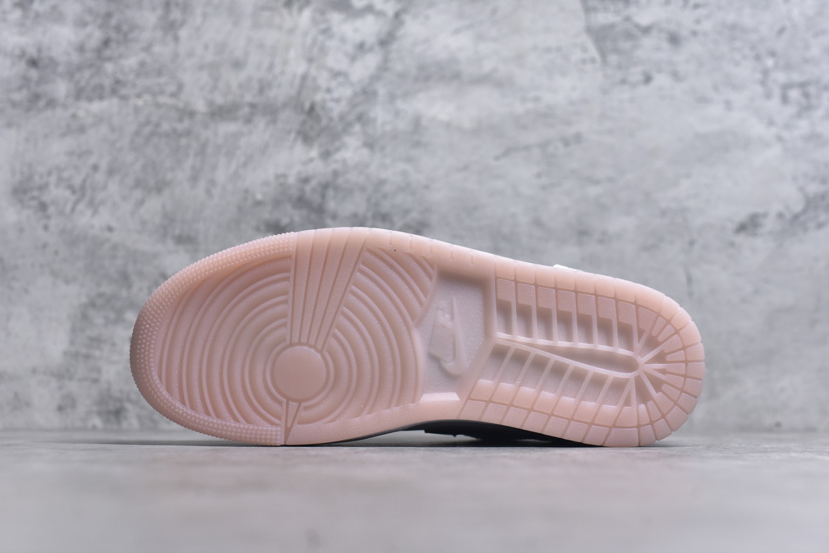 图片[6]-#Air Jordan AJ1 Low 低帮 白粉 IB8859-101 全新流水线出品 DT版本唯一平替选择 市场第二梯队最强版 全部原鞋开发 原楦原纸板开发 全鞋电脑针车 原厂内置全掌气垫 原盒内在原标 唯一Zp原版鞋带绑法 免检产品 全新2022版型 全头层皮料 完美零毛边处理 原厂配置全掌气垫 价格定位良心 几十个配色陆续出货 实拍调校N版已经零色差零失真 百分百还原实物色彩所见即所得 不存在货不对板色差等低级问题 选购参考实物拍摄 不混卖不参货 只用心做好货严格选品 承诺混一赔十 尺码：36-46-选品中心