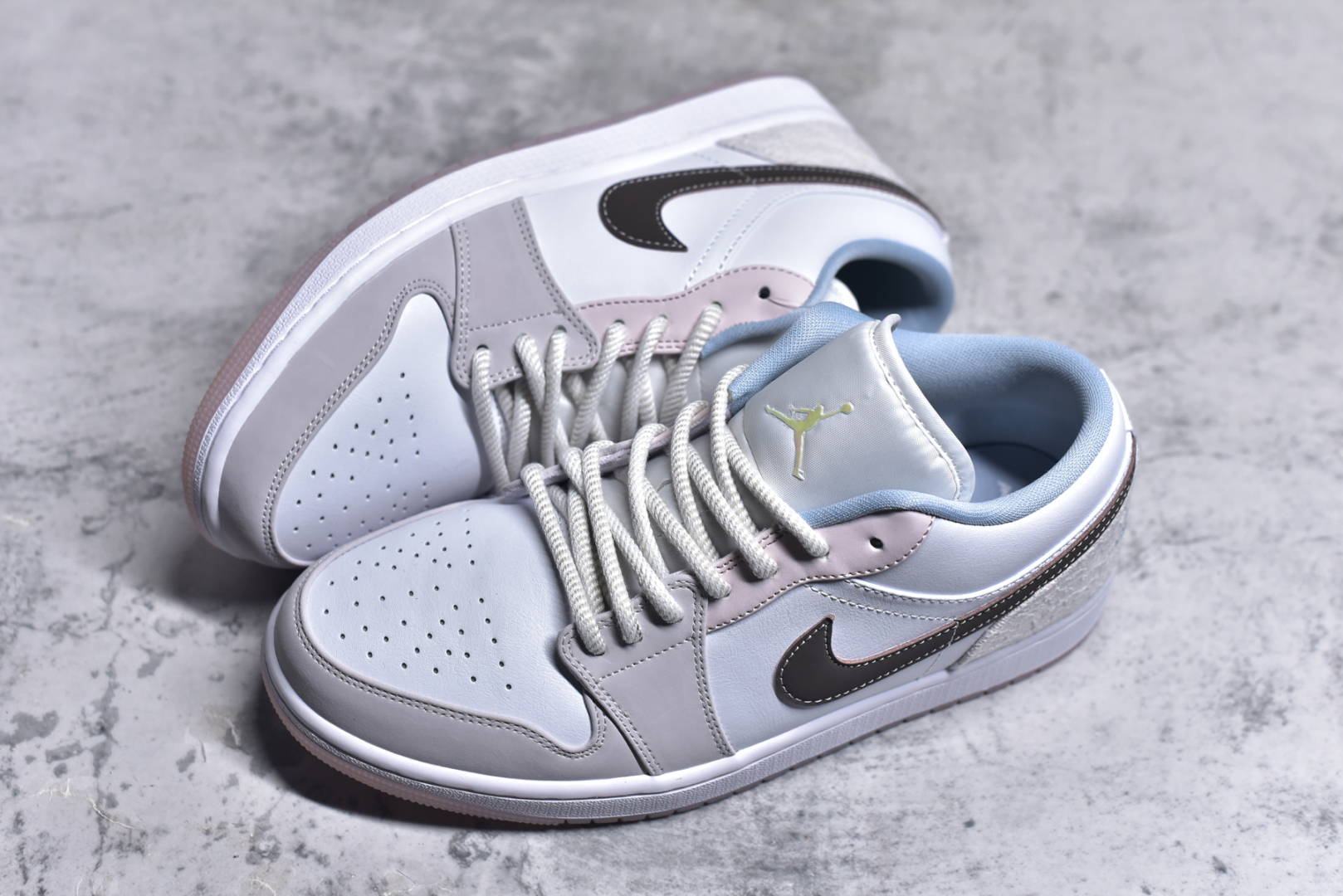 图片[7]-#Air Jordan AJ1 Low 低帮 白粉 IB8859-101 全新流水线出品 DT版本唯一平替选择 市场第二梯队最强版 全部原鞋开发 原楦原纸板开发 全鞋电脑针车 原厂内置全掌气垫 原盒内在原标 唯一Zp原版鞋带绑法 免检产品 全新2022版型 全头层皮料 完美零毛边处理 原厂配置全掌气垫 价格定位良心 几十个配色陆续出货 实拍调校N版已经零色差零失真 百分百还原实物色彩所见即所得 不存在货不对板色差等低级问题 选购参考实物拍摄 不混卖不参货 只用心做好货严格选品 承诺混一赔十 尺码：36-46-选品中心