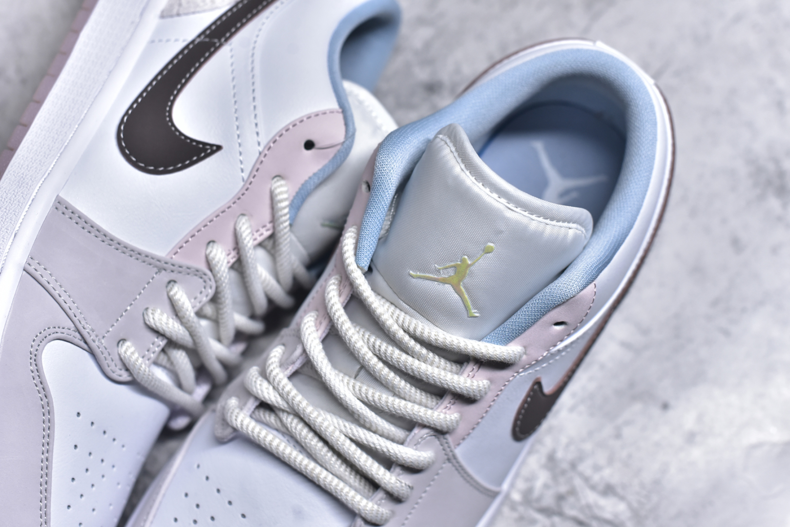 图片[9]-#Air Jordan AJ1 Low 低帮 白粉 IB8859-101 全新流水线出品 DT版本唯一平替选择 市场第二梯队最强版 全部原鞋开发 原楦原纸板开发 全鞋电脑针车 原厂内置全掌气垫 原盒内在原标 唯一Zp原版鞋带绑法 免检产品 全新2022版型 全头层皮料 完美零毛边处理 原厂配置全掌气垫 价格定位良心 几十个配色陆续出货 实拍调校N版已经零色差零失真 百分百还原实物色彩所见即所得 不存在货不对板色差等低级问题 选购参考实物拍摄 不混卖不参货 只用心做好货严格选品 承诺混一赔十 尺码：36-46-选品中心