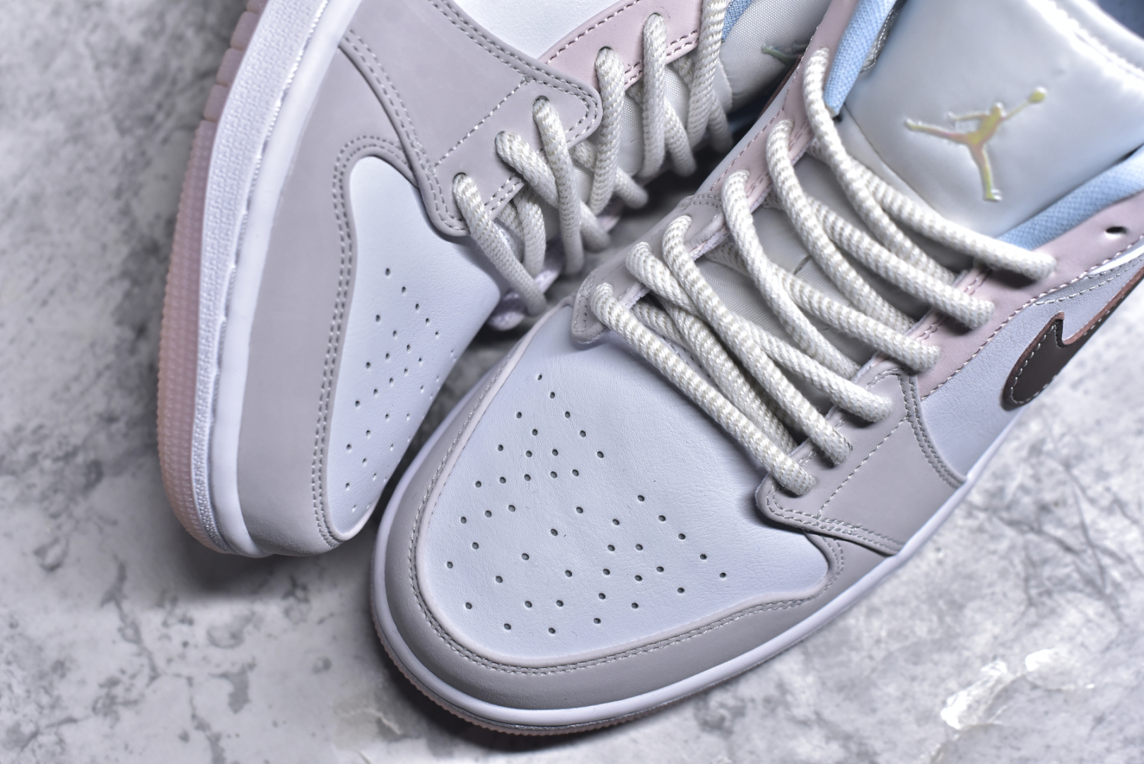 图片[8]-#Air Jordan AJ1 Low 低帮 白粉 IB8859-101 全新流水线出品 DT版本唯一平替选择 市场第二梯队最强版 全部原鞋开发 原楦原纸板开发 全鞋电脑针车 原厂内置全掌气垫 原盒内在原标 唯一Zp原版鞋带绑法 免检产品 全新2022版型 全头层皮料 完美零毛边处理 原厂配置全掌气垫 价格定位良心 几十个配色陆续出货 实拍调校N版已经零色差零失真 百分百还原实物色彩所见即所得 不存在货不对板色差等低级问题 选购参考实物拍摄 不混卖不参货 只用心做好货严格选品 承诺混一赔十 尺码：36-46-选品中心