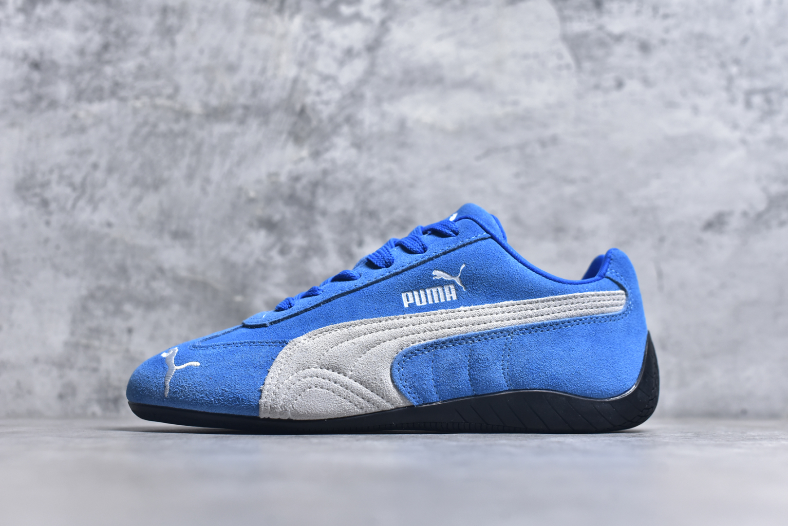 #PUMA Speedca OG 彪马极速赛车系列低帮德训风拼接复古百搭休闲运动赛车鞋 鞋款从80、90年代赛车手所穿的防火赛车鞋为原型，鞋身线条模仿了赛车的流线廓形，体现了空气动力学原理的结构。简约流畅的外观，恰好又和贯穿其中的Formstrip Logo融合恰到好处，视觉上细节丰富且协调。本次Speedcat OG鞋款归来，最大看点自然式保留了窄版鞋型以及薄底构造。这两年各品牌鞋底越做越厚，Speedcat反其道而行之，上脚几乎无鞋底的效果带来耳目一新的视觉体验。鞋面依旧是以质感细腻的麂皮材质打造，并且大面积近乎全包裹的使用，复古味道也愈发浓烈。配色上更是将最原始的黑色和红色带回，向F1赛车队的标志性队服致敬。相信让各位一眼种草的更多是出挑的大红色，上脚即可瞬间点亮整体造型，在以球鞋为核心的OOTD中脱颖而出。而另一款黑色则是低调的万金油，彰显新潮个性的同时又不喧宾夺主，也是热爱简约系穿搭朋友的首选。 尺码：35.5 36 37 37.5 38 38.5 39 40 40.5 41 42 42.5 43 44 44.5 45-选品中心