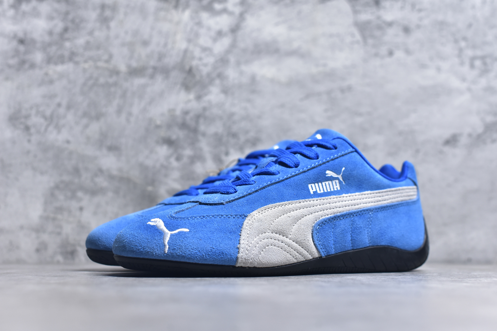 图片[2]-#PUMA Speedca OG 彪马极速赛车系列低帮德训风拼接复古百搭休闲运动赛车鞋 鞋款从80、90年代赛车手所穿的防火赛车鞋为原型，鞋身线条模仿了赛车的流线廓形，体现了空气动力学原理的结构。简约流畅的外观，恰好又和贯穿其中的Formstrip Logo融合恰到好处，视觉上细节丰富且协调。本次Speedcat OG鞋款归来，最大看点自然式保留了窄版鞋型以及薄底构造。这两年各品牌鞋底越做越厚，Speedcat反其道而行之，上脚几乎无鞋底的效果带来耳目一新的视觉体验。鞋面依旧是以质感细腻的麂皮材质打造，并且大面积近乎全包裹的使用，复古味道也愈发浓烈。配色上更是将最原始的黑色和红色带回，向F1赛车队的标志性队服致敬。相信让各位一眼种草的更多是出挑的大红色，上脚即可瞬间点亮整体造型，在以球鞋为核心的OOTD中脱颖而出。而另一款黑色则是低调的万金油，彰显新潮个性的同时又不喧宾夺主，也是热爱简约系穿搭朋友的首选。 尺码：35.5 36 37 37.5 38 38.5 39 40 40.5 41 42 42.5 43 44 44.5 45-选品中心