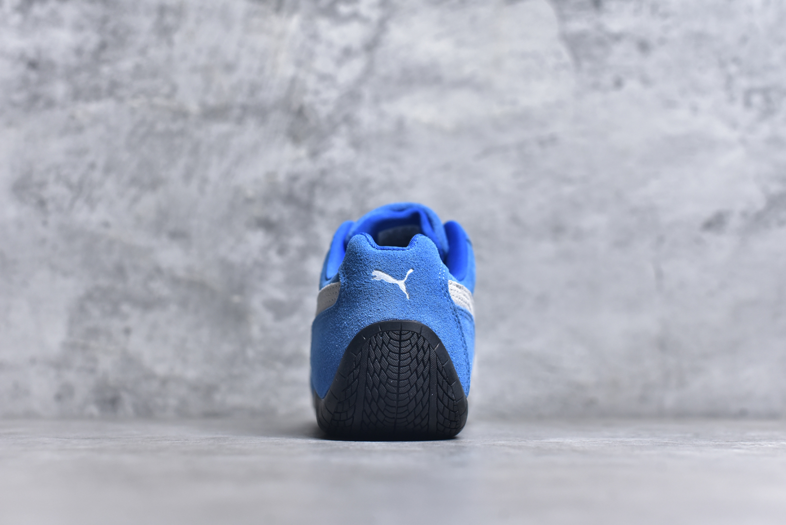 图片[5]-#PUMA Speedca OG 彪马极速赛车系列低帮德训风拼接复古百搭休闲运动赛车鞋 鞋款从80、90年代赛车手所穿的防火赛车鞋为原型，鞋身线条模仿了赛车的流线廓形，体现了空气动力学原理的结构。简约流畅的外观，恰好又和贯穿其中的Formstrip Logo融合恰到好处，视觉上细节丰富且协调。本次Speedcat OG鞋款归来，最大看点自然式保留了窄版鞋型以及薄底构造。这两年各品牌鞋底越做越厚，Speedcat反其道而行之，上脚几乎无鞋底的效果带来耳目一新的视觉体验。鞋面依旧是以质感细腻的麂皮材质打造，并且大面积近乎全包裹的使用，复古味道也愈发浓烈。配色上更是将最原始的黑色和红色带回，向F1赛车队的标志性队服致敬。相信让各位一眼种草的更多是出挑的大红色，上脚即可瞬间点亮整体造型，在以球鞋为核心的OOTD中脱颖而出。而另一款黑色则是低调的万金油，彰显新潮个性的同时又不喧宾夺主，也是热爱简约系穿搭朋友的首选。 尺码：35.5 36 37 37.5 38 38.5 39 40 40.5 41 42 42.5 43 44 44.5 45-选品中心