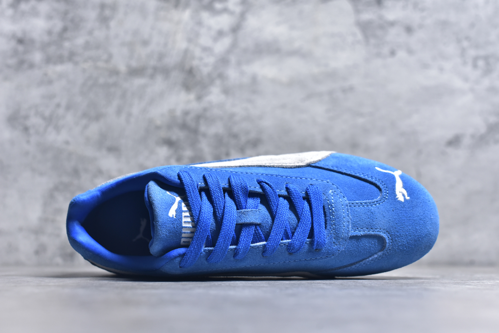 图片[4]-#PUMA Speedca OG 彪马极速赛车系列低帮德训风拼接复古百搭休闲运动赛车鞋 鞋款从80、90年代赛车手所穿的防火赛车鞋为原型，鞋身线条模仿了赛车的流线廓形，体现了空气动力学原理的结构。简约流畅的外观，恰好又和贯穿其中的Formstrip Logo融合恰到好处，视觉上细节丰富且协调。本次Speedcat OG鞋款归来，最大看点自然式保留了窄版鞋型以及薄底构造。这两年各品牌鞋底越做越厚，Speedcat反其道而行之，上脚几乎无鞋底的效果带来耳目一新的视觉体验。鞋面依旧是以质感细腻的麂皮材质打造，并且大面积近乎全包裹的使用，复古味道也愈发浓烈。配色上更是将最原始的黑色和红色带回，向F1赛车队的标志性队服致敬。相信让各位一眼种草的更多是出挑的大红色，上脚即可瞬间点亮整体造型，在以球鞋为核心的OOTD中脱颖而出。而另一款黑色则是低调的万金油，彰显新潮个性的同时又不喧宾夺主，也是热爱简约系穿搭朋友的首选。 尺码：35.5 36 37 37.5 38 38.5 39 40 40.5 41 42 42.5 43 44 44.5 45-选品中心