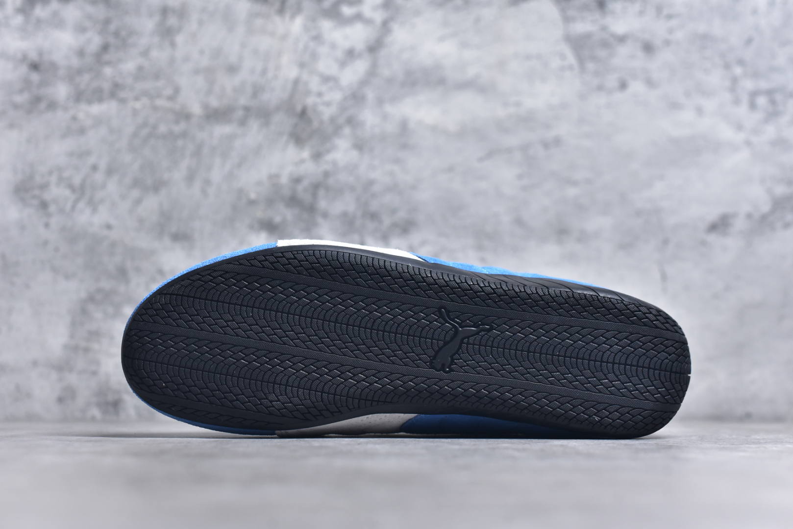 图片[6]-#PUMA Speedca OG 彪马极速赛车系列低帮德训风拼接复古百搭休闲运动赛车鞋 鞋款从80、90年代赛车手所穿的防火赛车鞋为原型，鞋身线条模仿了赛车的流线廓形，体现了空气动力学原理的结构。简约流畅的外观，恰好又和贯穿其中的Formstrip Logo融合恰到好处，视觉上细节丰富且协调。本次Speedcat OG鞋款归来，最大看点自然式保留了窄版鞋型以及薄底构造。这两年各品牌鞋底越做越厚，Speedcat反其道而行之，上脚几乎无鞋底的效果带来耳目一新的视觉体验。鞋面依旧是以质感细腻的麂皮材质打造，并且大面积近乎全包裹的使用，复古味道也愈发浓烈。配色上更是将最原始的黑色和红色带回，向F1赛车队的标志性队服致敬。相信让各位一眼种草的更多是出挑的大红色，上脚即可瞬间点亮整体造型，在以球鞋为核心的OOTD中脱颖而出。而另一款黑色则是低调的万金油，彰显新潮个性的同时又不喧宾夺主，也是热爱简约系穿搭朋友的首选。 尺码：35.5 36 37 37.5 38 38.5 39 40 40.5 41 42 42.5 43 44 44.5 45-选品中心