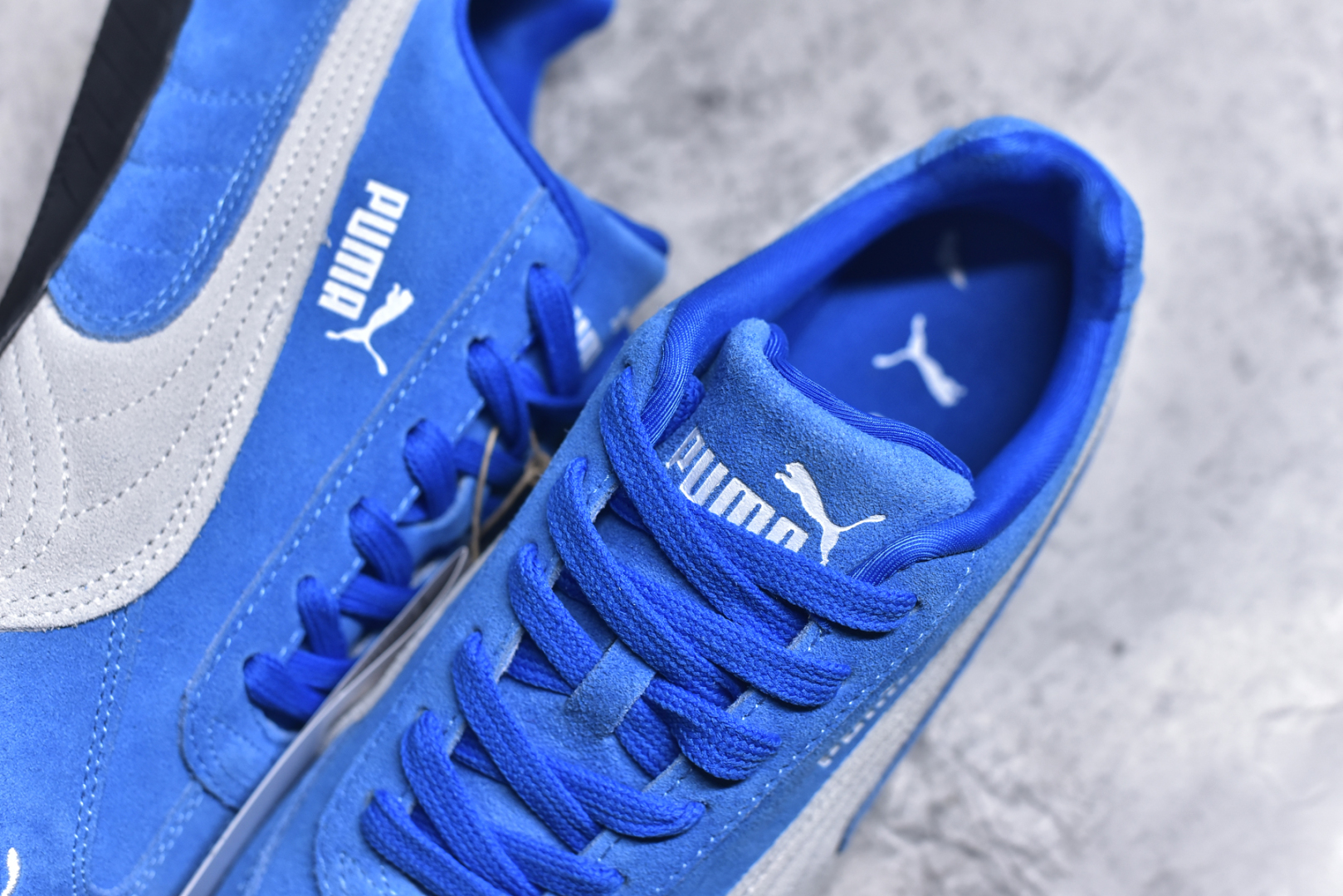 图片[9]-#PUMA Speedca OG 彪马极速赛车系列低帮德训风拼接复古百搭休闲运动赛车鞋 鞋款从80、90年代赛车手所穿的防火赛车鞋为原型，鞋身线条模仿了赛车的流线廓形，体现了空气动力学原理的结构。简约流畅的外观，恰好又和贯穿其中的Formstrip Logo融合恰到好处，视觉上细节丰富且协调。本次Speedcat OG鞋款归来，最大看点自然式保留了窄版鞋型以及薄底构造。这两年各品牌鞋底越做越厚，Speedcat反其道而行之，上脚几乎无鞋底的效果带来耳目一新的视觉体验。鞋面依旧是以质感细腻的麂皮材质打造，并且大面积近乎全包裹的使用，复古味道也愈发浓烈。配色上更是将最原始的黑色和红色带回，向F1赛车队的标志性队服致敬。相信让各位一眼种草的更多是出挑的大红色，上脚即可瞬间点亮整体造型，在以球鞋为核心的OOTD中脱颖而出。而另一款黑色则是低调的万金油，彰显新潮个性的同时又不喧宾夺主，也是热爱简约系穿搭朋友的首选。 尺码：35.5 36 37 37.5 38 38.5 39 40 40.5 41 42 42.5 43 44 44.5 45-选品中心