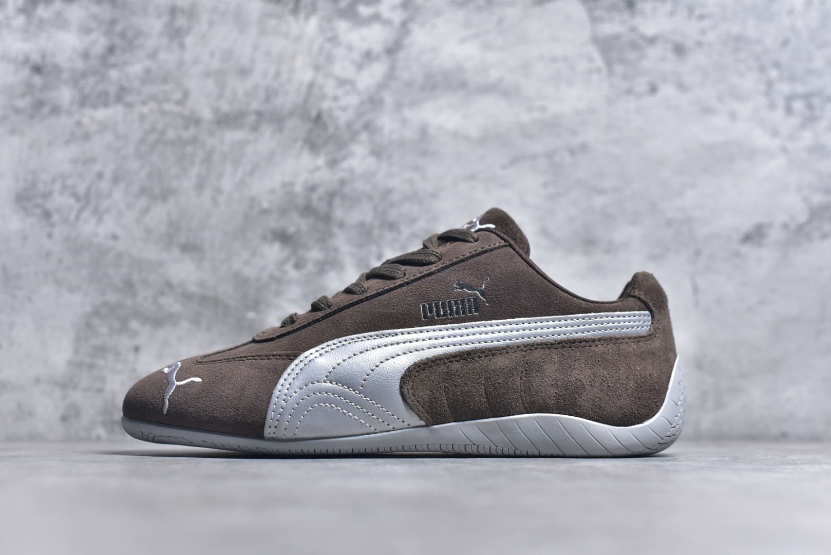 #PUMA Speedca OG 彪马极速赛车系列低帮德训风拼接复古百搭休闲运动赛车鞋 鞋款从80、90年代赛车手所穿的防火赛车鞋为原型，鞋身线条模仿了赛车的流线廓形，体现了空气动力学原理的结构。简约流畅的外观，恰好又和贯穿其中的Formstrip Logo融合恰到好处，视觉上细节丰富且协调。本次Speedcat OG鞋款归来，最大看点自然式保留了窄版鞋型以及薄底构造。这两年各品牌鞋底越做越厚，Speedcat反其道而行之，上脚几乎无鞋底的效果带来耳目一新的视觉体验。鞋面依旧是以质感细腻的麂皮材质打造，并且大面积近乎全包裹的使用，复古味道也愈发浓烈。配色上更是将最原始的黑色和红色带回，向F1赛车队的标志性队服致敬。相信让各位一眼种草的更多是出挑的大红色，上脚即可瞬间点亮整体造型，在以球鞋为核心的OOTD中脱颖而出。而另一款黑色则是低调的万金油，彰显新潮个性的同时又不喧宾夺主，也是热爱简约系穿搭朋友的首选。 尺码：35.5 36 37 37.5 38 38.5 39 40 40.5 41 42 42.5 43 44 44.5 45-选品中心