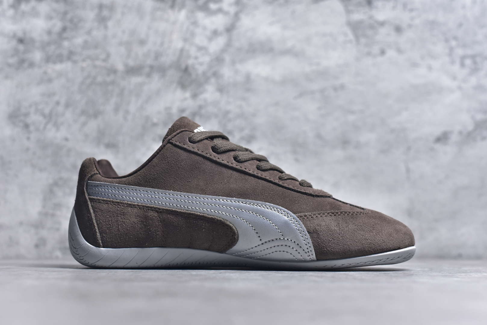 图片[3]-#PUMA Speedca OG 彪马极速赛车系列低帮德训风拼接复古百搭休闲运动赛车鞋 鞋款从80、90年代赛车手所穿的防火赛车鞋为原型，鞋身线条模仿了赛车的流线廓形，体现了空气动力学原理的结构。简约流畅的外观，恰好又和贯穿其中的Formstrip Logo融合恰到好处，视觉上细节丰富且协调。本次Speedcat OG鞋款归来，最大看点自然式保留了窄版鞋型以及薄底构造。这两年各品牌鞋底越做越厚，Speedcat反其道而行之，上脚几乎无鞋底的效果带来耳目一新的视觉体验。鞋面依旧是以质感细腻的麂皮材质打造，并且大面积近乎全包裹的使用，复古味道也愈发浓烈。配色上更是将最原始的黑色和红色带回，向F1赛车队的标志性队服致敬。相信让各位一眼种草的更多是出挑的大红色，上脚即可瞬间点亮整体造型，在以球鞋为核心的OOTD中脱颖而出。而另一款黑色则是低调的万金油，彰显新潮个性的同时又不喧宾夺主，也是热爱简约系穿搭朋友的首选。 尺码：35.5 36 37 37.5 38 38.5 39 40 40.5 41 42 42.5 43 44 44.5 45-选品中心