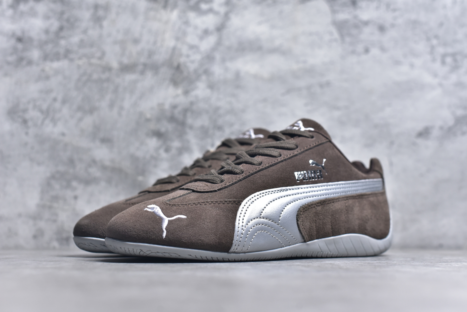 图片[2]-#PUMA Speedca OG 彪马极速赛车系列低帮德训风拼接复古百搭休闲运动赛车鞋 鞋款从80、90年代赛车手所穿的防火赛车鞋为原型，鞋身线条模仿了赛车的流线廓形，体现了空气动力学原理的结构。简约流畅的外观，恰好又和贯穿其中的Formstrip Logo融合恰到好处，视觉上细节丰富且协调。本次Speedcat OG鞋款归来，最大看点自然式保留了窄版鞋型以及薄底构造。这两年各品牌鞋底越做越厚，Speedcat反其道而行之，上脚几乎无鞋底的效果带来耳目一新的视觉体验。鞋面依旧是以质感细腻的麂皮材质打造，并且大面积近乎全包裹的使用，复古味道也愈发浓烈。配色上更是将最原始的黑色和红色带回，向F1赛车队的标志性队服致敬。相信让各位一眼种草的更多是出挑的大红色，上脚即可瞬间点亮整体造型，在以球鞋为核心的OOTD中脱颖而出。而另一款黑色则是低调的万金油，彰显新潮个性的同时又不喧宾夺主，也是热爱简约系穿搭朋友的首选。 尺码：35.5 36 37 37.5 38 38.5 39 40 40.5 41 42 42.5 43 44 44.5 45-选品中心