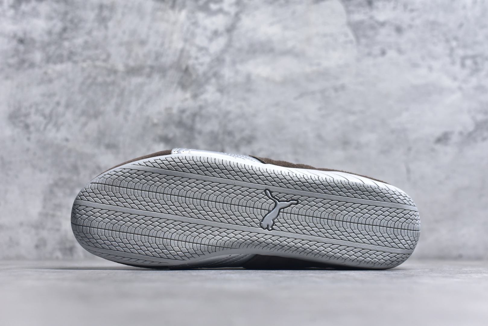 图片[6]-#PUMA Speedca OG 彪马极速赛车系列低帮德训风拼接复古百搭休闲运动赛车鞋 鞋款从80、90年代赛车手所穿的防火赛车鞋为原型，鞋身线条模仿了赛车的流线廓形，体现了空气动力学原理的结构。简约流畅的外观，恰好又和贯穿其中的Formstrip Logo融合恰到好处，视觉上细节丰富且协调。本次Speedcat OG鞋款归来，最大看点自然式保留了窄版鞋型以及薄底构造。这两年各品牌鞋底越做越厚，Speedcat反其道而行之，上脚几乎无鞋底的效果带来耳目一新的视觉体验。鞋面依旧是以质感细腻的麂皮材质打造，并且大面积近乎全包裹的使用，复古味道也愈发浓烈。配色上更是将最原始的黑色和红色带回，向F1赛车队的标志性队服致敬。相信让各位一眼种草的更多是出挑的大红色，上脚即可瞬间点亮整体造型，在以球鞋为核心的OOTD中脱颖而出。而另一款黑色则是低调的万金油，彰显新潮个性的同时又不喧宾夺主，也是热爱简约系穿搭朋友的首选。 尺码：35.5 36 37 37.5 38 38.5 39 40 40.5 41 42 42.5 43 44 44.5 45-选品中心