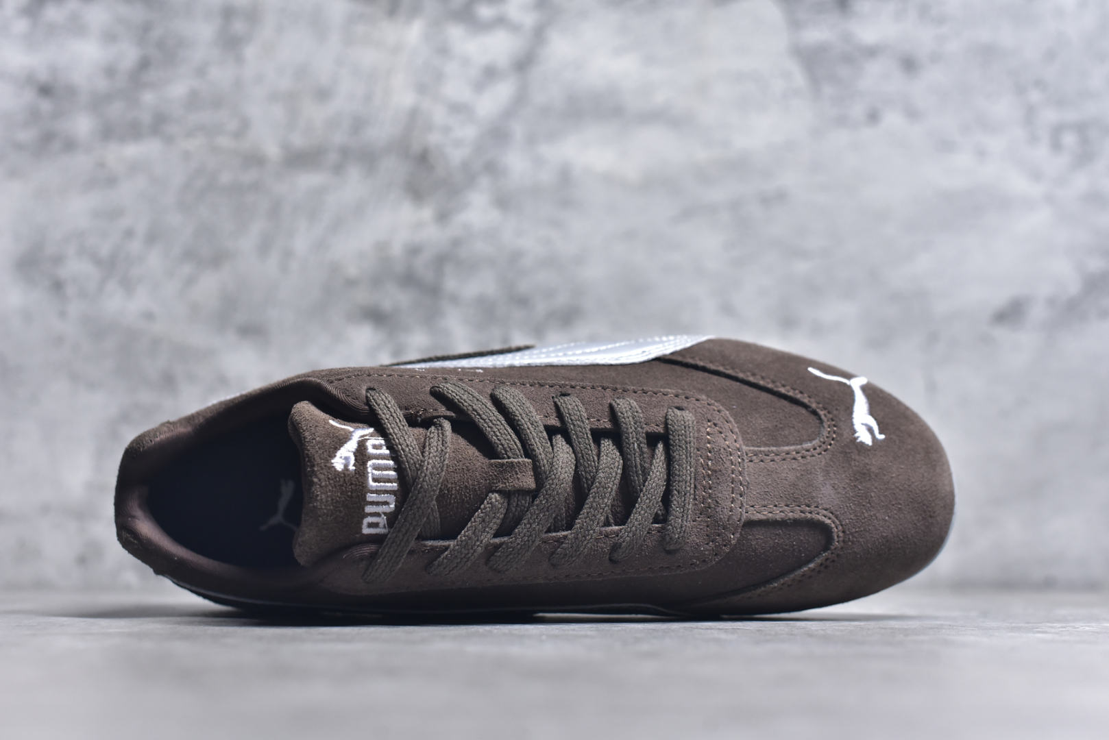 图片[4]-#PUMA Speedca OG 彪马极速赛车系列低帮德训风拼接复古百搭休闲运动赛车鞋 鞋款从80、90年代赛车手所穿的防火赛车鞋为原型，鞋身线条模仿了赛车的流线廓形，体现了空气动力学原理的结构。简约流畅的外观，恰好又和贯穿其中的Formstrip Logo融合恰到好处，视觉上细节丰富且协调。本次Speedcat OG鞋款归来，最大看点自然式保留了窄版鞋型以及薄底构造。这两年各品牌鞋底越做越厚，Speedcat反其道而行之，上脚几乎无鞋底的效果带来耳目一新的视觉体验。鞋面依旧是以质感细腻的麂皮材质打造，并且大面积近乎全包裹的使用，复古味道也愈发浓烈。配色上更是将最原始的黑色和红色带回，向F1赛车队的标志性队服致敬。相信让各位一眼种草的更多是出挑的大红色，上脚即可瞬间点亮整体造型，在以球鞋为核心的OOTD中脱颖而出。而另一款黑色则是低调的万金油，彰显新潮个性的同时又不喧宾夺主，也是热爱简约系穿搭朋友的首选。 尺码：35.5 36 37 37.5 38 38.5 39 40 40.5 41 42 42.5 43 44 44.5 45-选品中心