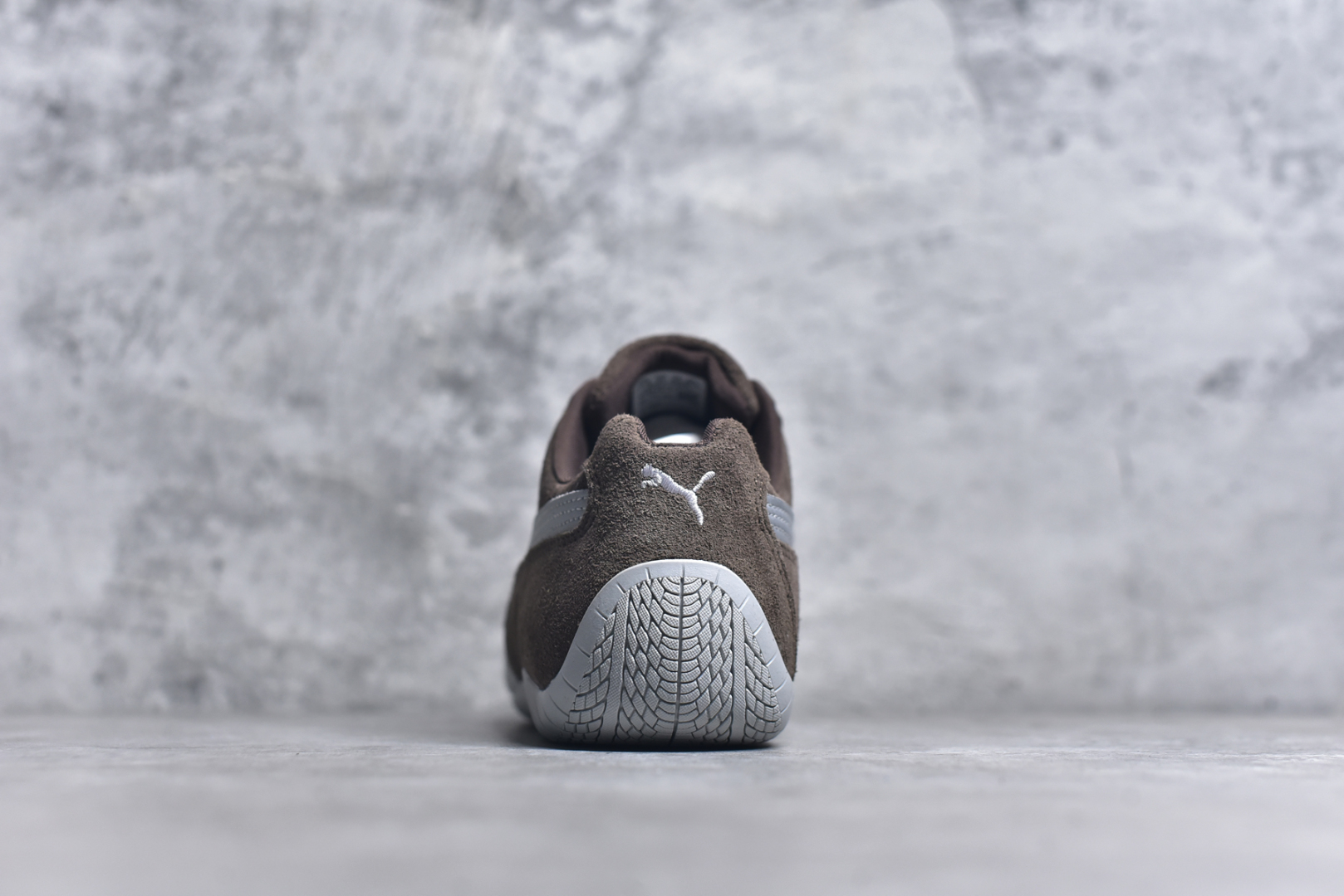 图片[5]-#PUMA Speedca OG 彪马极速赛车系列低帮德训风拼接复古百搭休闲运动赛车鞋 鞋款从80、90年代赛车手所穿的防火赛车鞋为原型，鞋身线条模仿了赛车的流线廓形，体现了空气动力学原理的结构。简约流畅的外观，恰好又和贯穿其中的Formstrip Logo融合恰到好处，视觉上细节丰富且协调。本次Speedcat OG鞋款归来，最大看点自然式保留了窄版鞋型以及薄底构造。这两年各品牌鞋底越做越厚，Speedcat反其道而行之，上脚几乎无鞋底的效果带来耳目一新的视觉体验。鞋面依旧是以质感细腻的麂皮材质打造，并且大面积近乎全包裹的使用，复古味道也愈发浓烈。配色上更是将最原始的黑色和红色带回，向F1赛车队的标志性队服致敬。相信让各位一眼种草的更多是出挑的大红色，上脚即可瞬间点亮整体造型，在以球鞋为核心的OOTD中脱颖而出。而另一款黑色则是低调的万金油，彰显新潮个性的同时又不喧宾夺主，也是热爱简约系穿搭朋友的首选。 尺码：35.5 36 37 37.5 38 38.5 39 40 40.5 41 42 42.5 43 44 44.5 45-选品中心