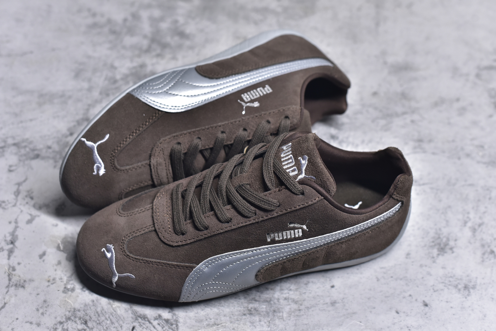 图片[7]-#PUMA Speedca OG 彪马极速赛车系列低帮德训风拼接复古百搭休闲运动赛车鞋 鞋款从80、90年代赛车手所穿的防火赛车鞋为原型，鞋身线条模仿了赛车的流线廓形，体现了空气动力学原理的结构。简约流畅的外观，恰好又和贯穿其中的Formstrip Logo融合恰到好处，视觉上细节丰富且协调。本次Speedcat OG鞋款归来，最大看点自然式保留了窄版鞋型以及薄底构造。这两年各品牌鞋底越做越厚，Speedcat反其道而行之，上脚几乎无鞋底的效果带来耳目一新的视觉体验。鞋面依旧是以质感细腻的麂皮材质打造，并且大面积近乎全包裹的使用，复古味道也愈发浓烈。配色上更是将最原始的黑色和红色带回，向F1赛车队的标志性队服致敬。相信让各位一眼种草的更多是出挑的大红色，上脚即可瞬间点亮整体造型，在以球鞋为核心的OOTD中脱颖而出。而另一款黑色则是低调的万金油，彰显新潮个性的同时又不喧宾夺主，也是热爱简约系穿搭朋友的首选。 尺码：35.5 36 37 37.5 38 38.5 39 40 40.5 41 42 42.5 43 44 44.5 45-选品中心