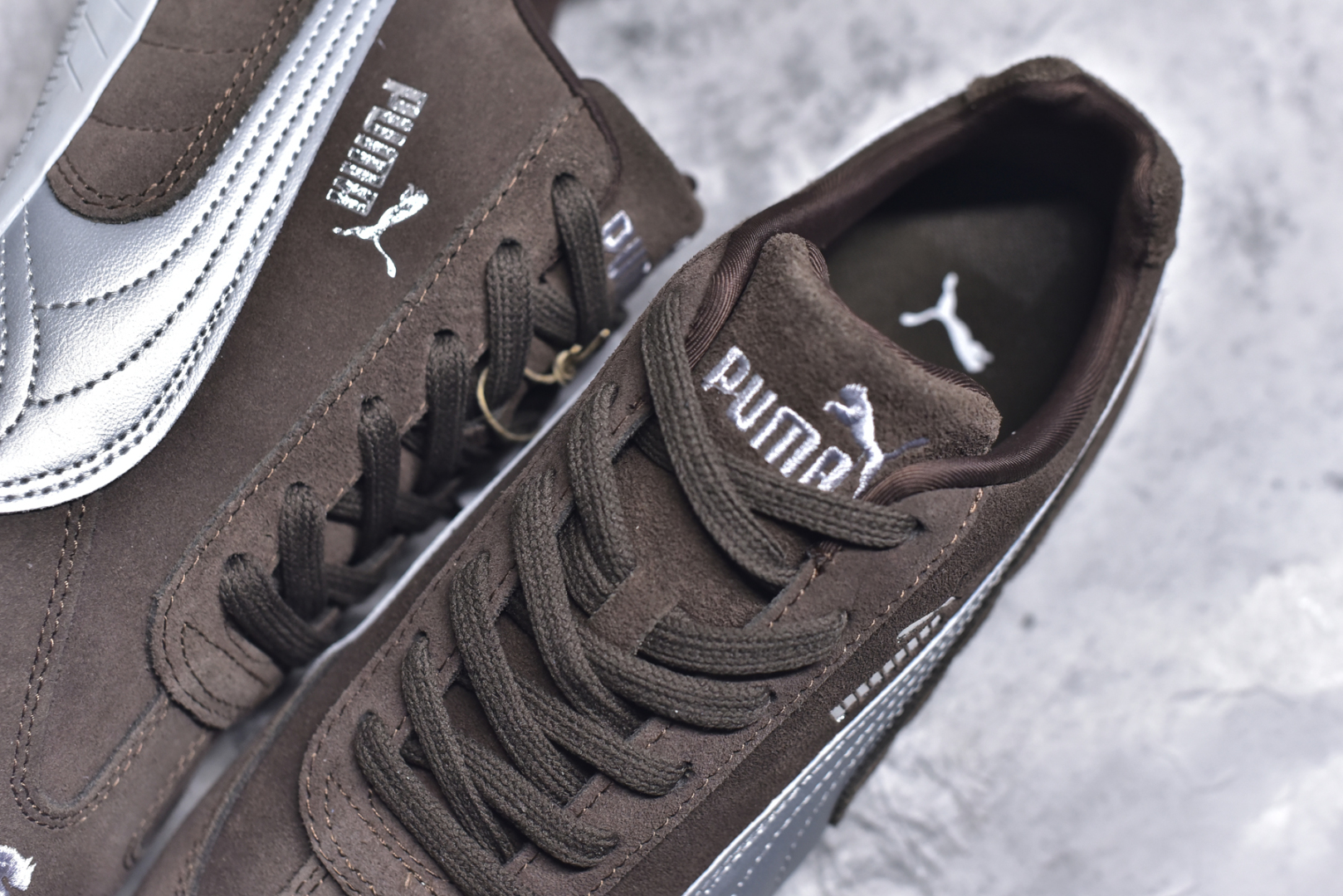 图片[9]-#PUMA Speedca OG 彪马极速赛车系列低帮德训风拼接复古百搭休闲运动赛车鞋 鞋款从80、90年代赛车手所穿的防火赛车鞋为原型，鞋身线条模仿了赛车的流线廓形，体现了空气动力学原理的结构。简约流畅的外观，恰好又和贯穿其中的Formstrip Logo融合恰到好处，视觉上细节丰富且协调。本次Speedcat OG鞋款归来，最大看点自然式保留了窄版鞋型以及薄底构造。这两年各品牌鞋底越做越厚，Speedcat反其道而行之，上脚几乎无鞋底的效果带来耳目一新的视觉体验。鞋面依旧是以质感细腻的麂皮材质打造，并且大面积近乎全包裹的使用，复古味道也愈发浓烈。配色上更是将最原始的黑色和红色带回，向F1赛车队的标志性队服致敬。相信让各位一眼种草的更多是出挑的大红色，上脚即可瞬间点亮整体造型，在以球鞋为核心的OOTD中脱颖而出。而另一款黑色则是低调的万金油，彰显新潮个性的同时又不喧宾夺主，也是热爱简约系穿搭朋友的首选。 尺码：35.5 36 37 37.5 38 38.5 39 40 40.5 41 42 42.5 43 44 44.5 45-选品中心