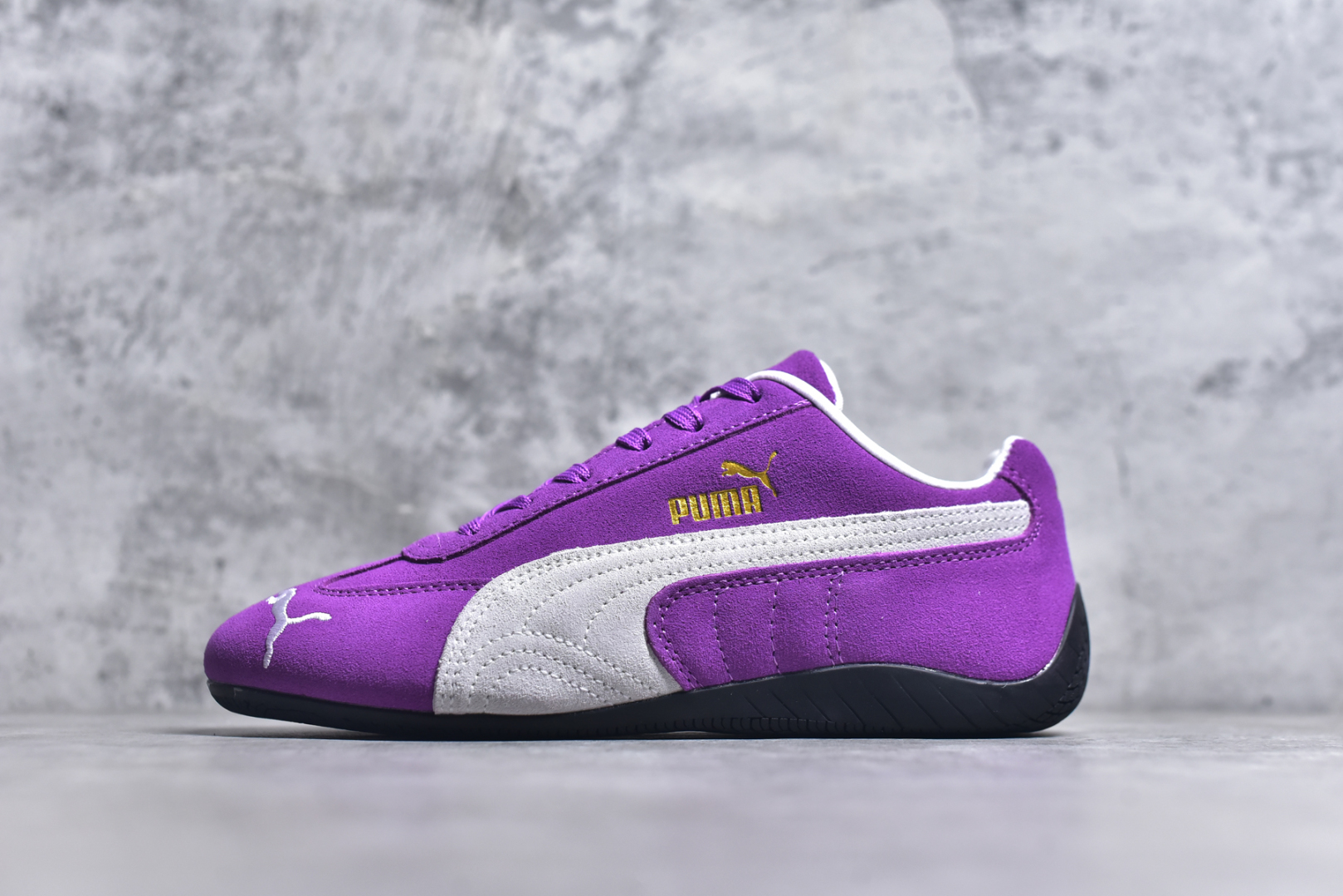 #PUMA Speedca OG 彪马极速赛车系列低帮德训风拼接复古百搭休闲运动赛车鞋 鞋款从80、90年代赛车手所穿的防火赛车鞋为原型，鞋身线条模仿了赛车的流线廓形，体现了空气动力学原理的结构。简约流畅的外观，恰好又和贯穿其中的Formstrip Logo融合恰到好处，视觉上细节丰富且协调。本次Speedcat OG鞋款归来，最大看点自然式保留了窄版鞋型以及薄底构造。这两年各品牌鞋底越做越厚，Speedcat反其道而行之，上脚几乎无鞋底的效果带来耳目一新的视觉体验。鞋面依旧是以质感细腻的麂皮材质打造，并且大面积近乎全包裹的使用，复古味道也愈发浓烈。配色上更是将最原始的黑色和红色带回，向F1赛车队的标志性队服致敬。相信让各位一眼种草的更多是出挑的大红色，上脚即可瞬间点亮整体造型，在以球鞋为核心的OOTD中脱颖而出。而另一款黑色则是低调的万金油，彰显新潮个性的同时又不喧宾夺主，也是热爱简约系穿搭朋友的首选。 尺码：35.5 36 37 37.5 38 38.5 39 40 40.5 41 42 42.5 43 44 44.5 45-选品中心