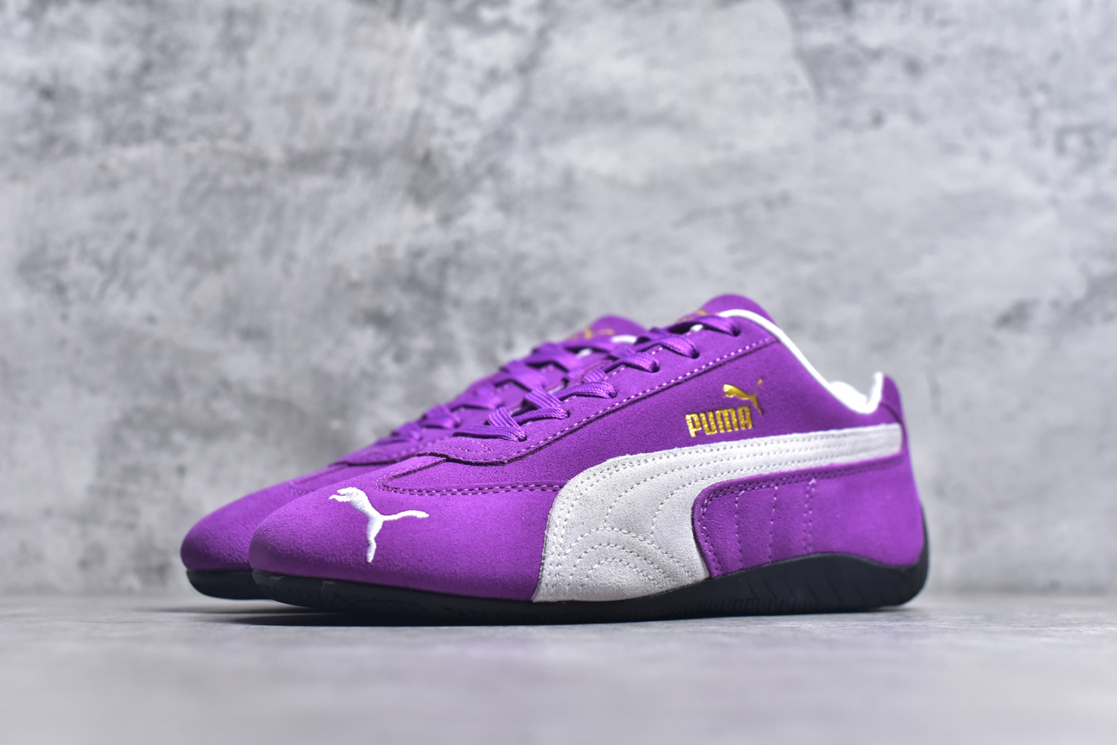 图片[2]-#PUMA Speedca OG 彪马极速赛车系列低帮德训风拼接复古百搭休闲运动赛车鞋 鞋款从80、90年代赛车手所穿的防火赛车鞋为原型，鞋身线条模仿了赛车的流线廓形，体现了空气动力学原理的结构。简约流畅的外观，恰好又和贯穿其中的Formstrip Logo融合恰到好处，视觉上细节丰富且协调。本次Speedcat OG鞋款归来，最大看点自然式保留了窄版鞋型以及薄底构造。这两年各品牌鞋底越做越厚，Speedcat反其道而行之，上脚几乎无鞋底的效果带来耳目一新的视觉体验。鞋面依旧是以质感细腻的麂皮材质打造，并且大面积近乎全包裹的使用，复古味道也愈发浓烈。配色上更是将最原始的黑色和红色带回，向F1赛车队的标志性队服致敬。相信让各位一眼种草的更多是出挑的大红色，上脚即可瞬间点亮整体造型，在以球鞋为核心的OOTD中脱颖而出。而另一款黑色则是低调的万金油，彰显新潮个性的同时又不喧宾夺主，也是热爱简约系穿搭朋友的首选。 尺码：35.5 36 37 37.5 38 38.5 39 40 40.5 41 42 42.5 43 44 44.5 45-选品中心
