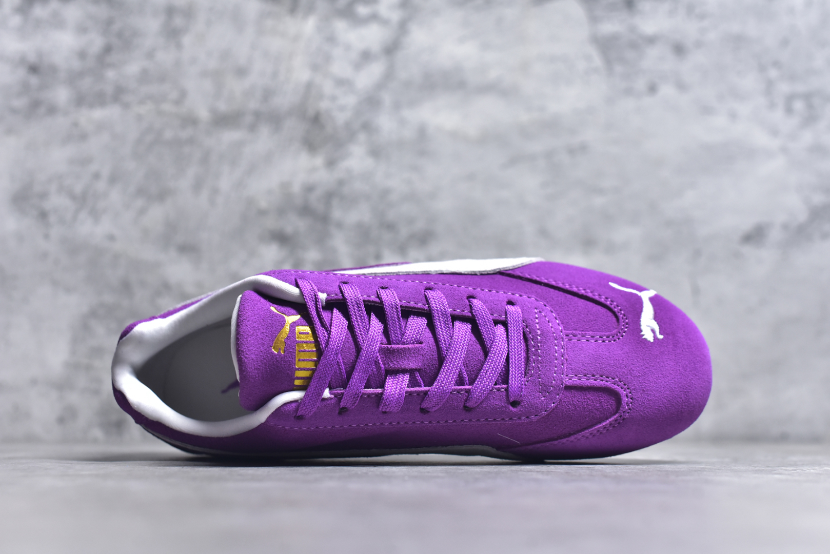 图片[4]-#PUMA Speedca OG 彪马极速赛车系列低帮德训风拼接复古百搭休闲运动赛车鞋 鞋款从80、90年代赛车手所穿的防火赛车鞋为原型，鞋身线条模仿了赛车的流线廓形，体现了空气动力学原理的结构。简约流畅的外观，恰好又和贯穿其中的Formstrip Logo融合恰到好处，视觉上细节丰富且协调。本次Speedcat OG鞋款归来，最大看点自然式保留了窄版鞋型以及薄底构造。这两年各品牌鞋底越做越厚，Speedcat反其道而行之，上脚几乎无鞋底的效果带来耳目一新的视觉体验。鞋面依旧是以质感细腻的麂皮材质打造，并且大面积近乎全包裹的使用，复古味道也愈发浓烈。配色上更是将最原始的黑色和红色带回，向F1赛车队的标志性队服致敬。相信让各位一眼种草的更多是出挑的大红色，上脚即可瞬间点亮整体造型，在以球鞋为核心的OOTD中脱颖而出。而另一款黑色则是低调的万金油，彰显新潮个性的同时又不喧宾夺主，也是热爱简约系穿搭朋友的首选。 尺码：35.5 36 37 37.5 38 38.5 39 40 40.5 41 42 42.5 43 44 44.5 45-选品中心