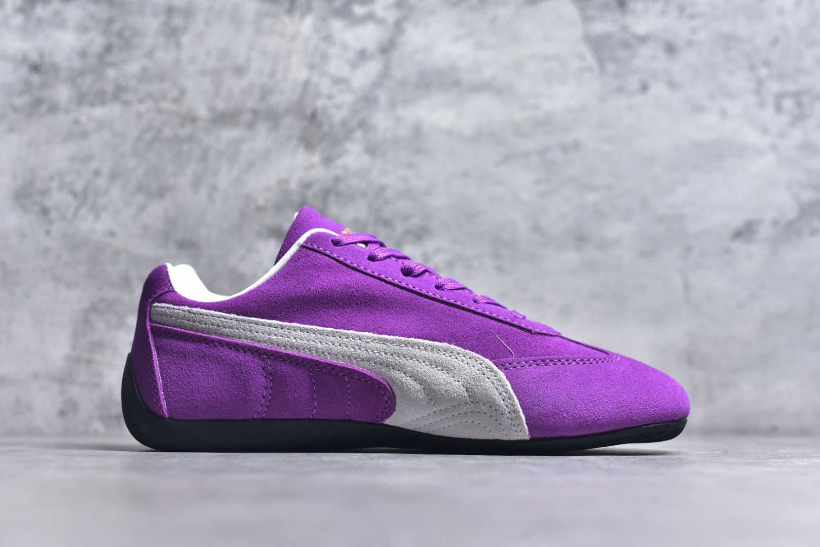 图片[3]-#PUMA Speedca OG 彪马极速赛车系列低帮德训风拼接复古百搭休闲运动赛车鞋 鞋款从80、90年代赛车手所穿的防火赛车鞋为原型，鞋身线条模仿了赛车的流线廓形，体现了空气动力学原理的结构。简约流畅的外观，恰好又和贯穿其中的Formstrip Logo融合恰到好处，视觉上细节丰富且协调。本次Speedcat OG鞋款归来，最大看点自然式保留了窄版鞋型以及薄底构造。这两年各品牌鞋底越做越厚，Speedcat反其道而行之，上脚几乎无鞋底的效果带来耳目一新的视觉体验。鞋面依旧是以质感细腻的麂皮材质打造，并且大面积近乎全包裹的使用，复古味道也愈发浓烈。配色上更是将最原始的黑色和红色带回，向F1赛车队的标志性队服致敬。相信让各位一眼种草的更多是出挑的大红色，上脚即可瞬间点亮整体造型，在以球鞋为核心的OOTD中脱颖而出。而另一款黑色则是低调的万金油，彰显新潮个性的同时又不喧宾夺主，也是热爱简约系穿搭朋友的首选。 尺码：35.5 36 37 37.5 38 38.5 39 40 40.5 41 42 42.5 43 44 44.5 45-选品中心