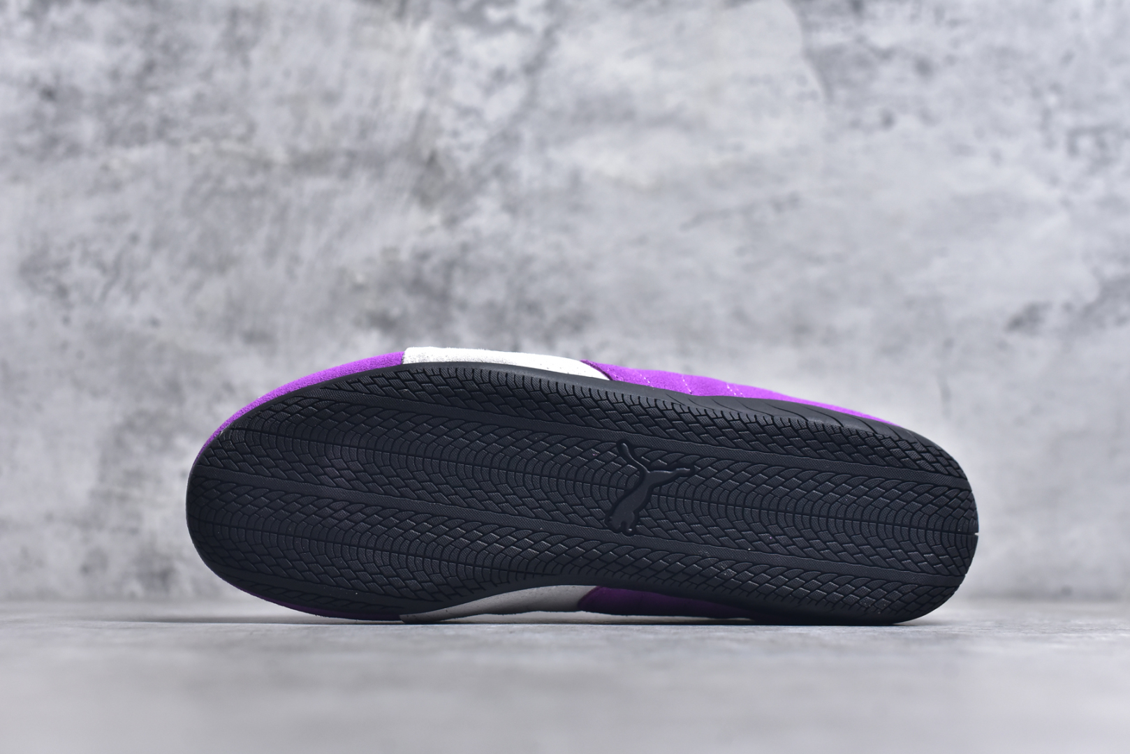 图片[6]-#PUMA Speedca OG 彪马极速赛车系列低帮德训风拼接复古百搭休闲运动赛车鞋 鞋款从80、90年代赛车手所穿的防火赛车鞋为原型，鞋身线条模仿了赛车的流线廓形，体现了空气动力学原理的结构。简约流畅的外观，恰好又和贯穿其中的Formstrip Logo融合恰到好处，视觉上细节丰富且协调。本次Speedcat OG鞋款归来，最大看点自然式保留了窄版鞋型以及薄底构造。这两年各品牌鞋底越做越厚，Speedcat反其道而行之，上脚几乎无鞋底的效果带来耳目一新的视觉体验。鞋面依旧是以质感细腻的麂皮材质打造，并且大面积近乎全包裹的使用，复古味道也愈发浓烈。配色上更是将最原始的黑色和红色带回，向F1赛车队的标志性队服致敬。相信让各位一眼种草的更多是出挑的大红色，上脚即可瞬间点亮整体造型，在以球鞋为核心的OOTD中脱颖而出。而另一款黑色则是低调的万金油，彰显新潮个性的同时又不喧宾夺主，也是热爱简约系穿搭朋友的首选。 尺码：35.5 36 37 37.5 38 38.5 39 40 40.5 41 42 42.5 43 44 44.5 45-选品中心