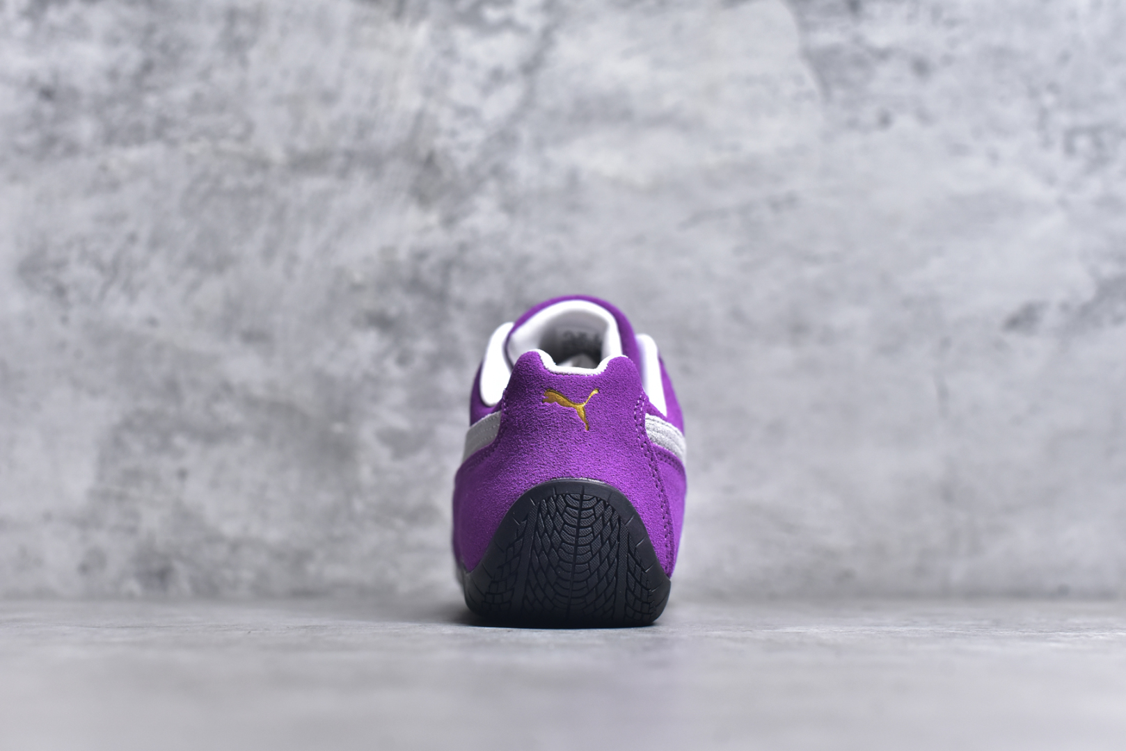 图片[5]-#PUMA Speedca OG 彪马极速赛车系列低帮德训风拼接复古百搭休闲运动赛车鞋 鞋款从80、90年代赛车手所穿的防火赛车鞋为原型，鞋身线条模仿了赛车的流线廓形，体现了空气动力学原理的结构。简约流畅的外观，恰好又和贯穿其中的Formstrip Logo融合恰到好处，视觉上细节丰富且协调。本次Speedcat OG鞋款归来，最大看点自然式保留了窄版鞋型以及薄底构造。这两年各品牌鞋底越做越厚，Speedcat反其道而行之，上脚几乎无鞋底的效果带来耳目一新的视觉体验。鞋面依旧是以质感细腻的麂皮材质打造，并且大面积近乎全包裹的使用，复古味道也愈发浓烈。配色上更是将最原始的黑色和红色带回，向F1赛车队的标志性队服致敬。相信让各位一眼种草的更多是出挑的大红色，上脚即可瞬间点亮整体造型，在以球鞋为核心的OOTD中脱颖而出。而另一款黑色则是低调的万金油，彰显新潮个性的同时又不喧宾夺主，也是热爱简约系穿搭朋友的首选。 尺码：35.5 36 37 37.5 38 38.5 39 40 40.5 41 42 42.5 43 44 44.5 45-选品中心