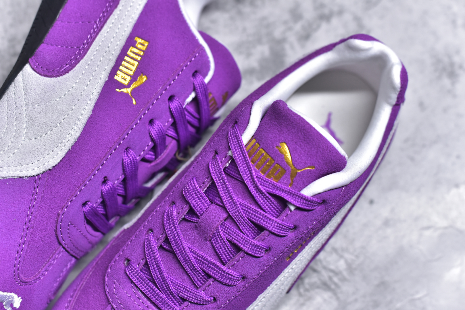图片[9]-#PUMA Speedca OG 彪马极速赛车系列低帮德训风拼接复古百搭休闲运动赛车鞋 鞋款从80、90年代赛车手所穿的防火赛车鞋为原型，鞋身线条模仿了赛车的流线廓形，体现了空气动力学原理的结构。简约流畅的外观，恰好又和贯穿其中的Formstrip Logo融合恰到好处，视觉上细节丰富且协调。本次Speedcat OG鞋款归来，最大看点自然式保留了窄版鞋型以及薄底构造。这两年各品牌鞋底越做越厚，Speedcat反其道而行之，上脚几乎无鞋底的效果带来耳目一新的视觉体验。鞋面依旧是以质感细腻的麂皮材质打造，并且大面积近乎全包裹的使用，复古味道也愈发浓烈。配色上更是将最原始的黑色和红色带回，向F1赛车队的标志性队服致敬。相信让各位一眼种草的更多是出挑的大红色，上脚即可瞬间点亮整体造型，在以球鞋为核心的OOTD中脱颖而出。而另一款黑色则是低调的万金油，彰显新潮个性的同时又不喧宾夺主，也是热爱简约系穿搭朋友的首选。 尺码：35.5 36 37 37.5 38 38.5 39 40 40.5 41 42 42.5 43 44 44.5 45-选品中心