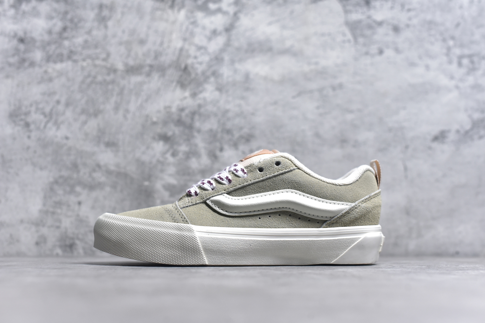 #Vans Knu Skool 米粉色官方新款 复古休闲胖胖面包鞋鞋侧立体大Logo 原版猪八皮面料 质感十足 搭配印花鞋带 亮眼吸睛货号：VN000D6ZBR1 尺码：35 36 36.5 37 38 38.5 39 40 40.5 41 42 42.5 43 44 工艺：硫化1：1（重量1：1、真标、原钢印、材质标、鞋型标、合格证）-选品中心