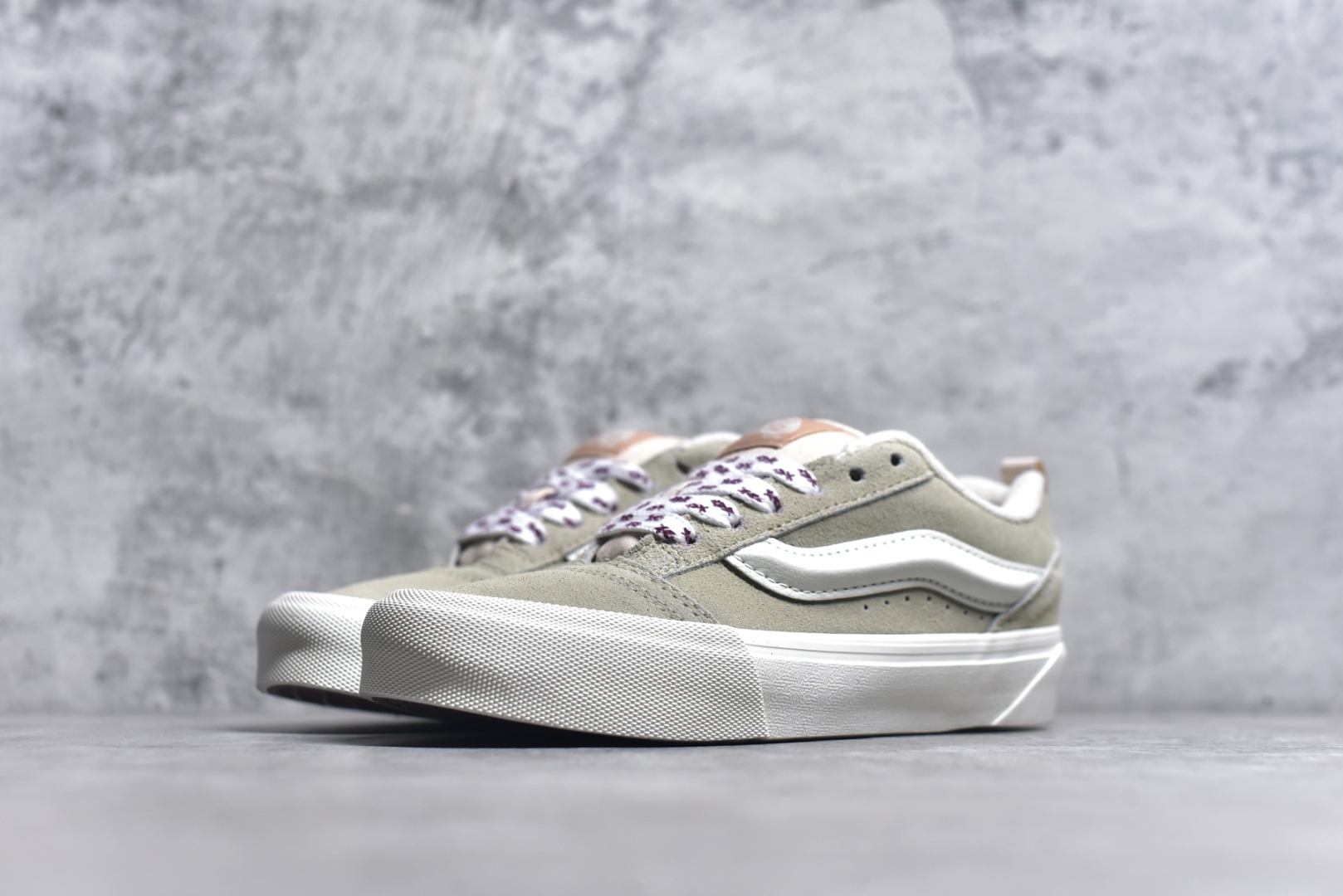 图片[2]-#Vans Knu Skool 米粉色官方新款 复古休闲胖胖面包鞋鞋侧立体大Logo 原版猪八皮面料 质感十足 搭配印花鞋带 亮眼吸睛货号：VN000D6ZBR1 尺码：35 36 36.5 37 38 38.5 39 40 40.5 41 42 42.5 43 44 工艺：硫化1：1（重量1：1、真标、原钢印、材质标、鞋型标、合格证）-选品中心
