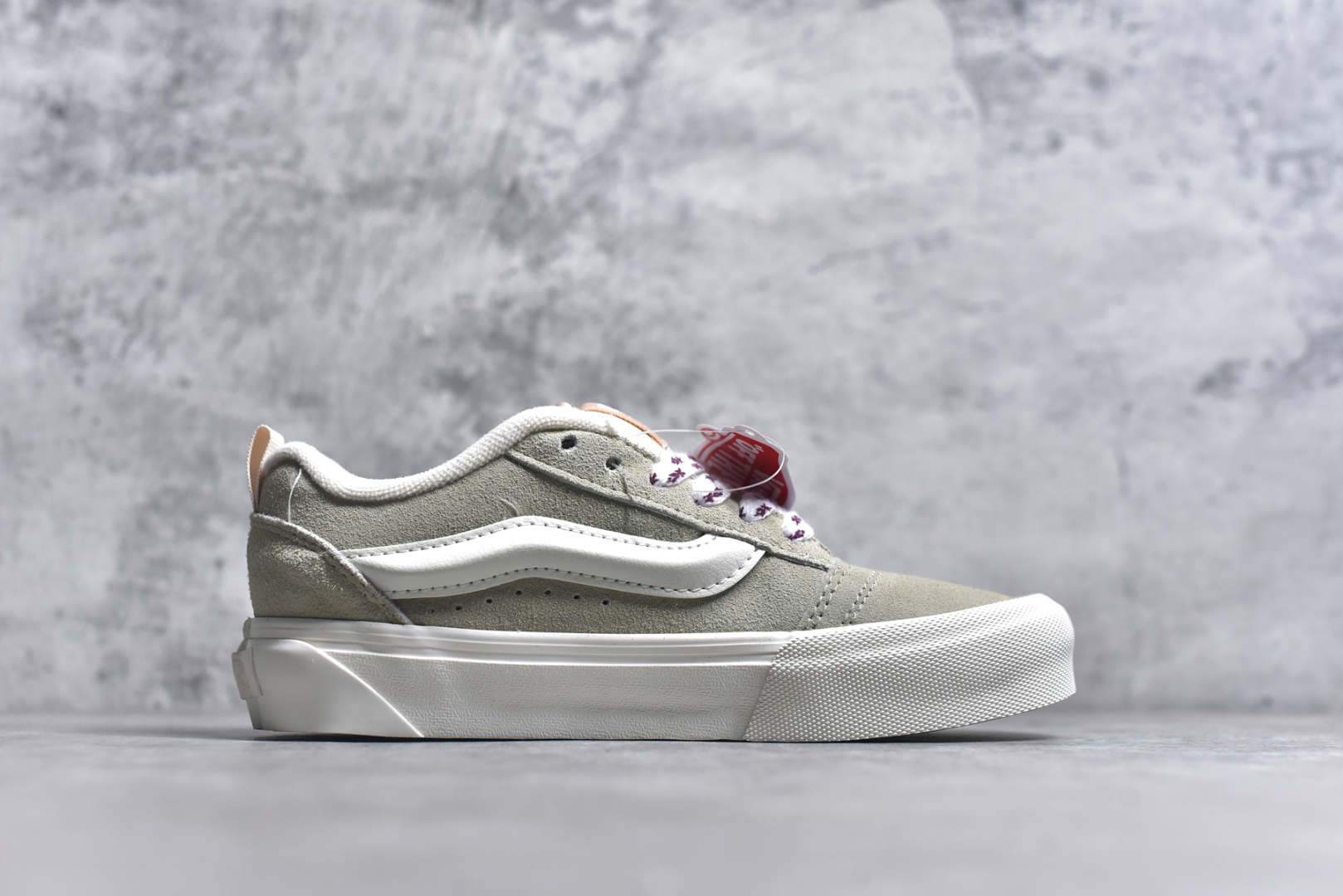 图片[3]-#Vans Knu Skool 米粉色官方新款 复古休闲胖胖面包鞋鞋侧立体大Logo 原版猪八皮面料 质感十足 搭配印花鞋带 亮眼吸睛货号：VN000D6ZBR1 尺码：35 36 36.5 37 38 38.5 39 40 40.5 41 42 42.5 43 44 工艺：硫化1：1（重量1：1、真标、原钢印、材质标、鞋型标、合格证）-选品中心