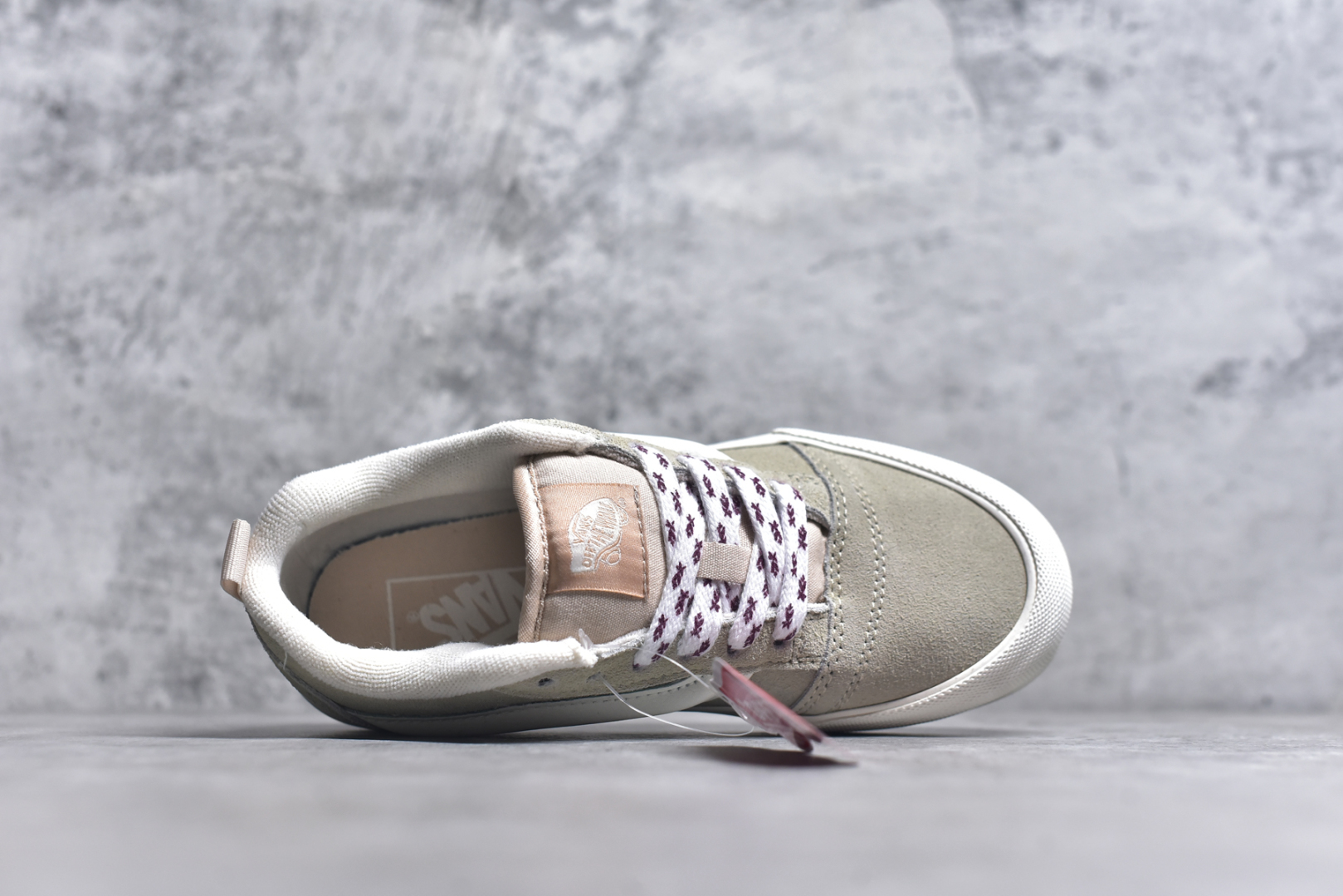 图片[4]-#Vans Knu Skool 米粉色官方新款 复古休闲胖胖面包鞋鞋侧立体大Logo 原版猪八皮面料 质感十足 搭配印花鞋带 亮眼吸睛货号：VN000D6ZBR1 尺码：35 36 36.5 37 38 38.5 39 40 40.5 41 42 42.5 43 44 工艺：硫化1：1（重量1：1、真标、原钢印、材质标、鞋型标、合格证）-选品中心