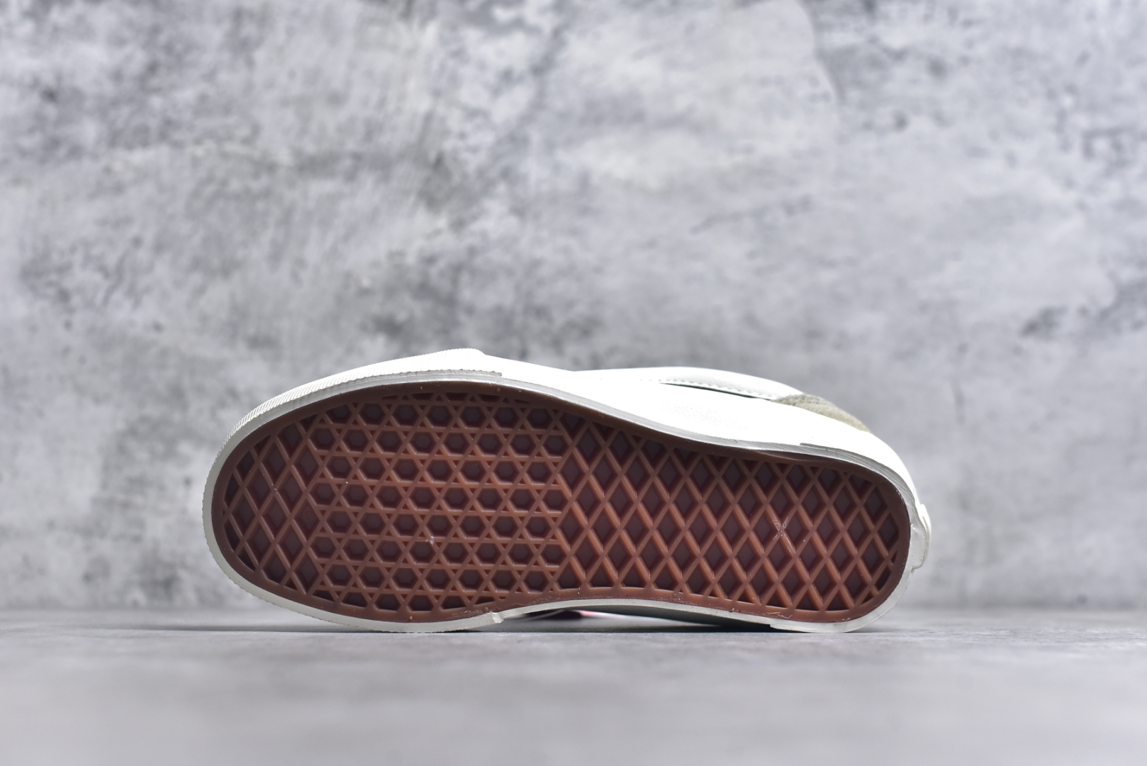图片[6]-#Vans Knu Skool 米粉色官方新款 复古休闲胖胖面包鞋鞋侧立体大Logo 原版猪八皮面料 质感十足 搭配印花鞋带 亮眼吸睛货号：VN000D6ZBR1 尺码：35 36 36.5 37 38 38.5 39 40 40.5 41 42 42.5 43 44 工艺：硫化1：1（重量1：1、真标、原钢印、材质标、鞋型标、合格证）-选品中心