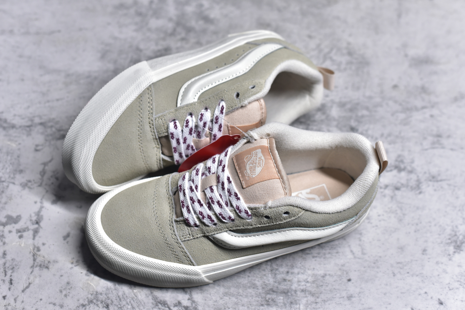 图片[7]-#Vans Knu Skool 米粉色官方新款 复古休闲胖胖面包鞋鞋侧立体大Logo 原版猪八皮面料 质感十足 搭配印花鞋带 亮眼吸睛货号：VN000D6ZBR1 尺码：35 36 36.5 37 38 38.5 39 40 40.5 41 42 42.5 43 44 工艺：硫化1：1（重量1：1、真标、原钢印、材质标、鞋型标、合格证）-选品中心