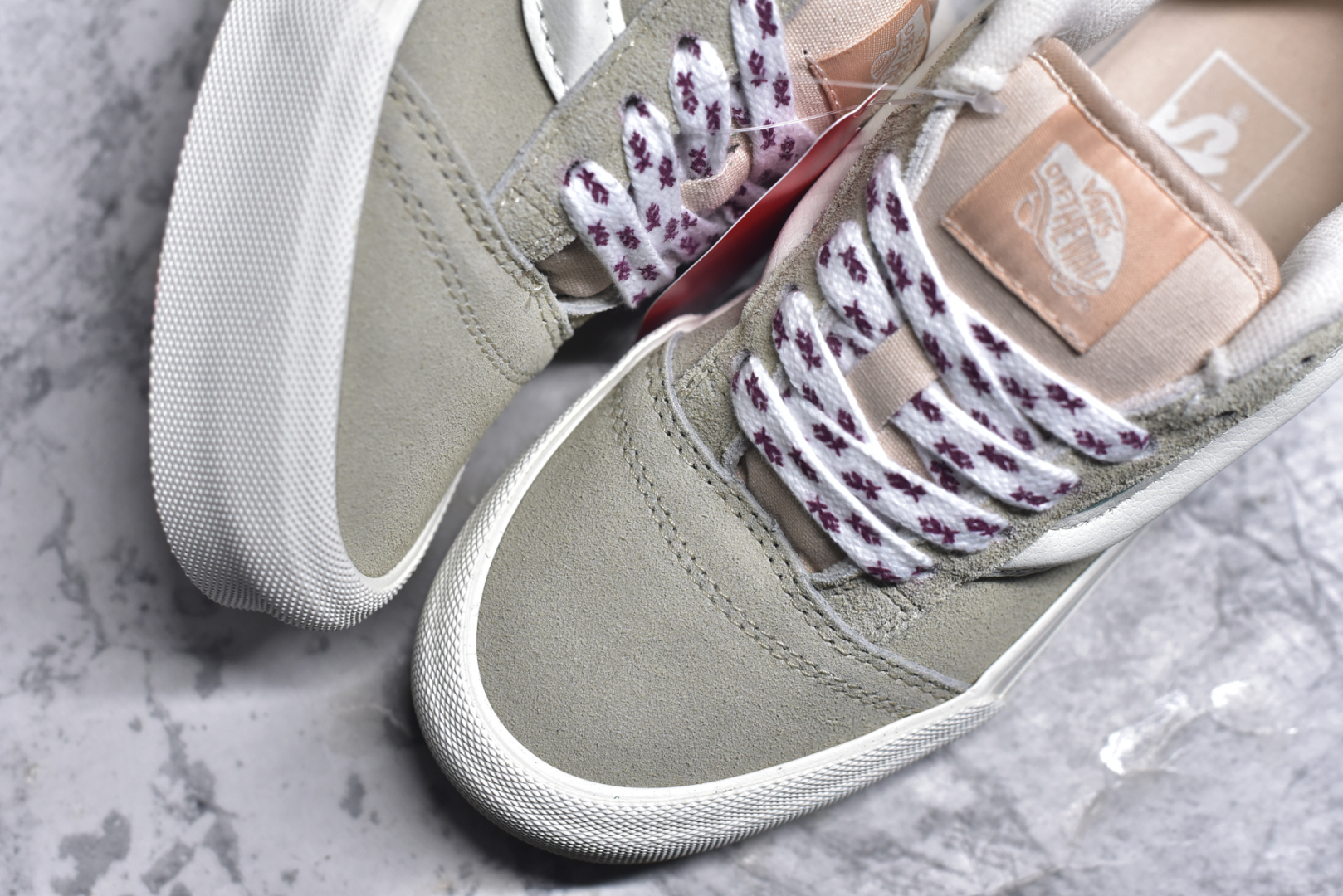 图片[8]-#Vans Knu Skool 米粉色官方新款 复古休闲胖胖面包鞋鞋侧立体大Logo 原版猪八皮面料 质感十足 搭配印花鞋带 亮眼吸睛货号：VN000D6ZBR1 尺码：35 36 36.5 37 38 38.5 39 40 40.5 41 42 42.5 43 44 工艺：硫化1：1（重量1：1、真标、原钢印、材质标、鞋型标、合格证）-选品中心