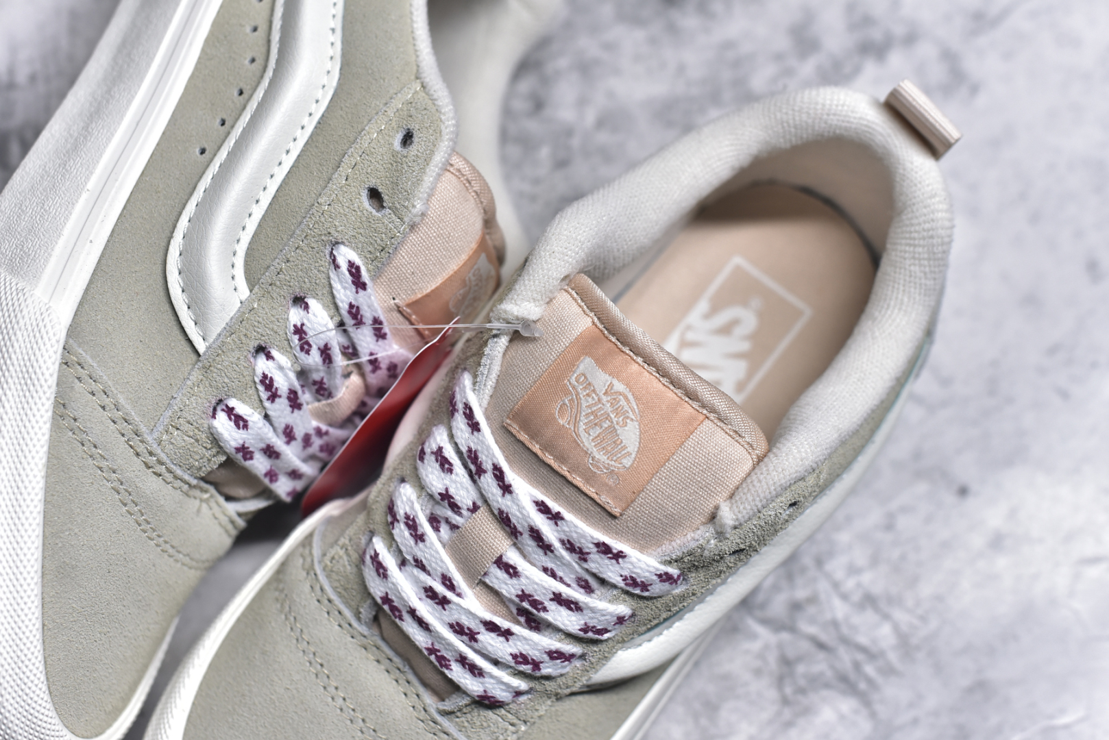 图片[9]-#Vans Knu Skool 米粉色官方新款 复古休闲胖胖面包鞋鞋侧立体大Logo 原版猪八皮面料 质感十足 搭配印花鞋带 亮眼吸睛货号：VN000D6ZBR1 尺码：35 36 36.5 37 38 38.5 39 40 40.5 41 42 42.5 43 44 工艺：硫化1：1（重量1：1、真标、原钢印、材质标、鞋型标、合格证）-选品中心