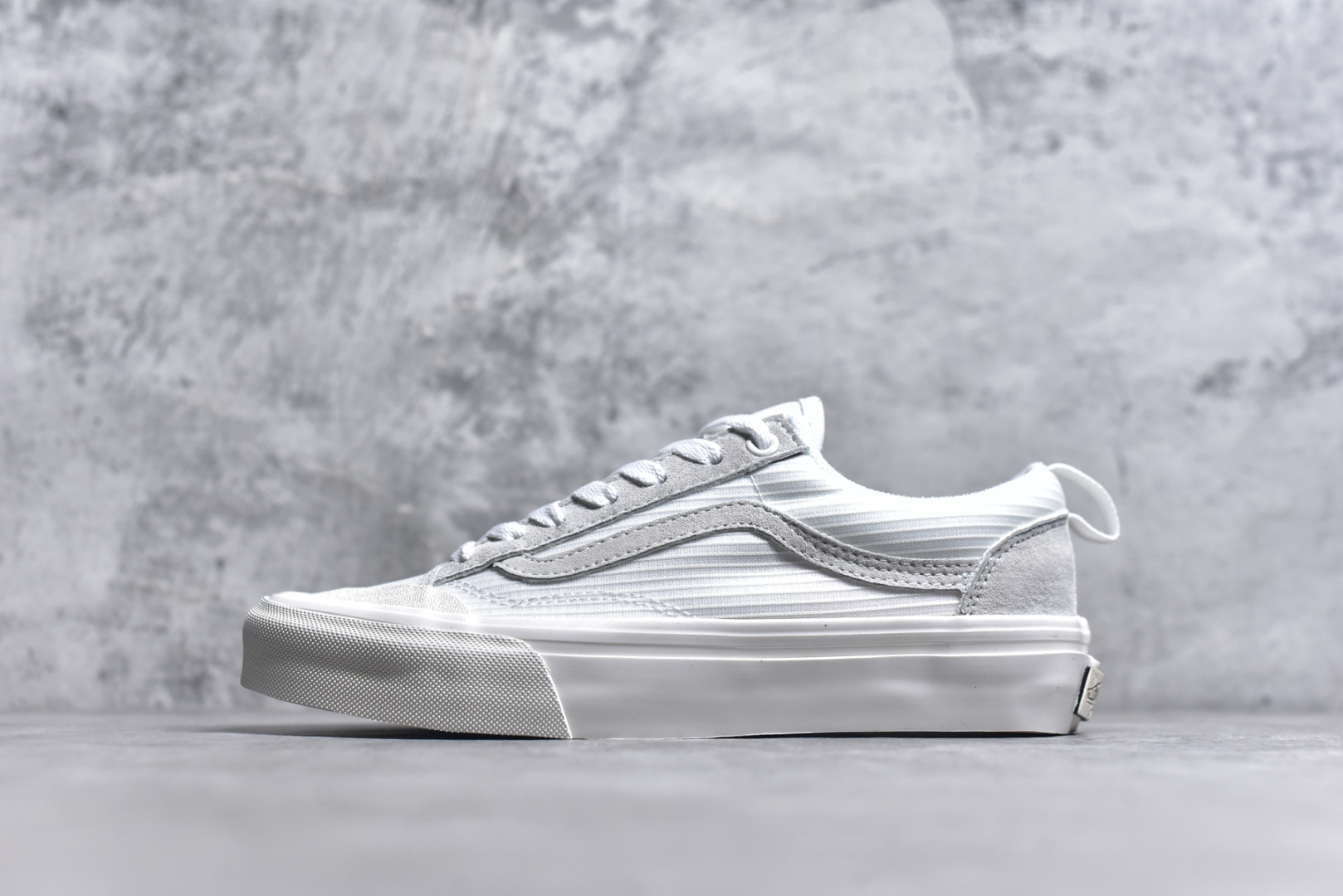 #万斯 Vans Style 36 Decon SF 19年新版翻盖鞋盒 重磅回归权志龙包头杀人鲸 低帮硫化休闲板鞋 安纳海姆手工工艺 加入当下火爆的杀人鲸半月包头 塑造出不一样的复古鞋型-选品中心