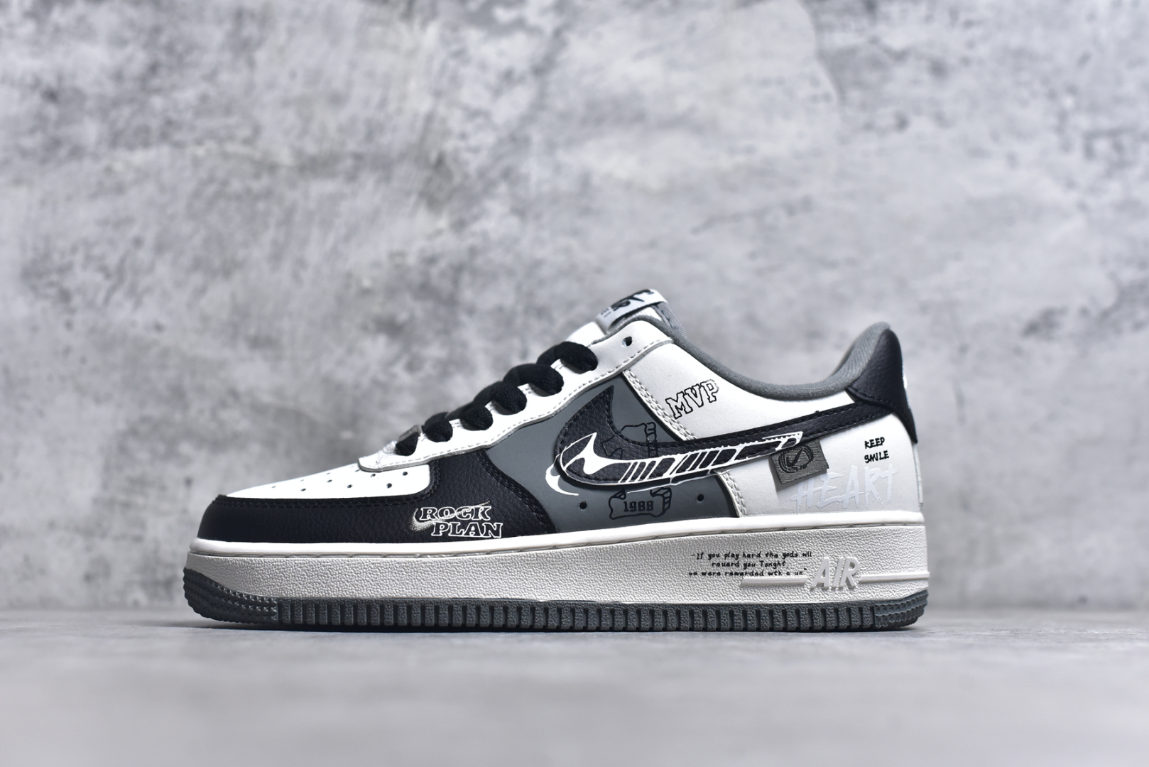 #Nike Air Force 1\’07 Low \”50 Cents\” 定制款 空军一号低帮休闲板鞋 DB3301-660 #50美分是美国著名说唱歌手，原名柯蒂斯·詹姆斯·杰克逊三世，1975年出生于纽约皇后区。他的童年充满艰辛，母亲因贩毒被枪杀，他自己也曾涉足毒品交易，多次入狱。但他凭借对说唱的热爱和天赋，在2003年发行首张专辑《Get Rich or Die Tryin\’》，其中单曲《In da Club》连续九周位居Billboard Hot 100榜首 尺码：36 36.5 37.5 38 38.5 39 40 40.5 41 42 42.5 43 44 44.5 45 9.D4-选品中心