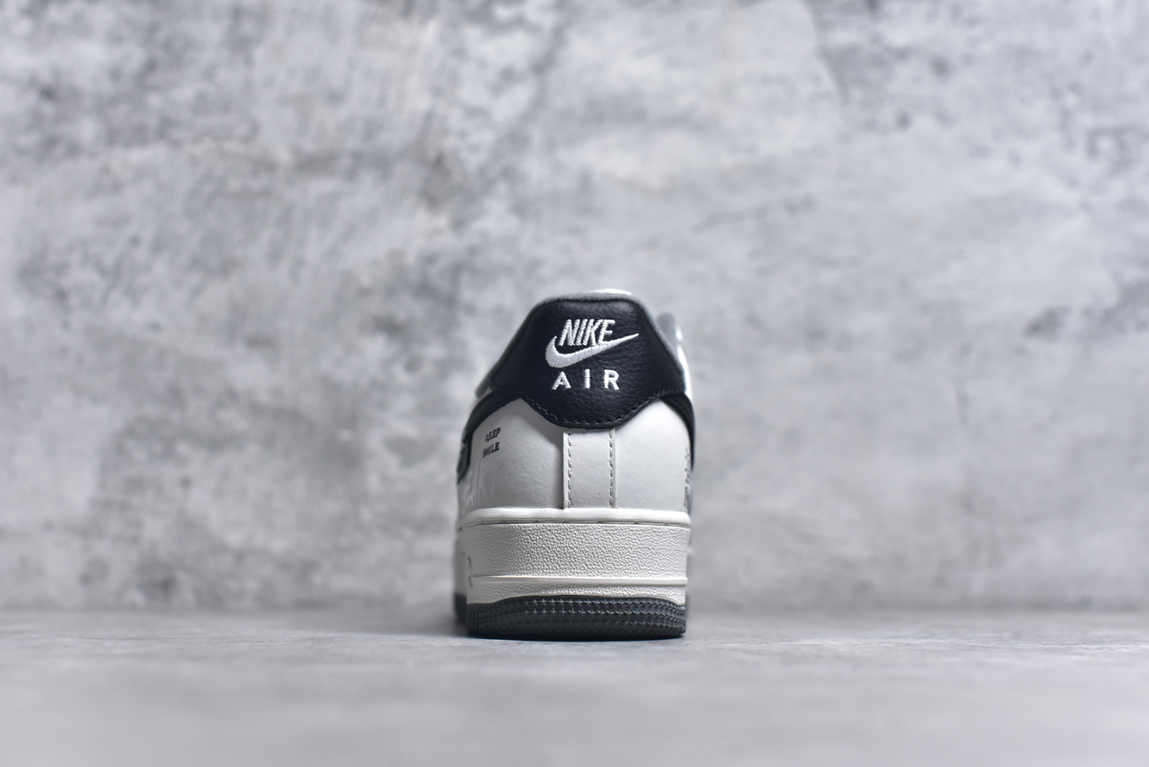 图片[5]-#Nike Air Force 1\’07 Low \”50 Cents\” 定制款 空军一号低帮休闲板鞋 DB3301-660 #50美分是美国著名说唱歌手，原名柯蒂斯·詹姆斯·杰克逊三世，1975年出生于纽约皇后区。他的童年充满艰辛，母亲因贩毒被枪杀，他自己也曾涉足毒品交易，多次入狱。但他凭借对说唱的热爱和天赋，在2003年发行首张专辑《Get Rich or Die Tryin\’》，其中单曲《In da Club》连续九周位居Billboard Hot 100榜首 尺码：36 36.5 37.5 38 38.5 39 40 40.5 41 42 42.5 43 44 44.5 45 9.D4-选品中心