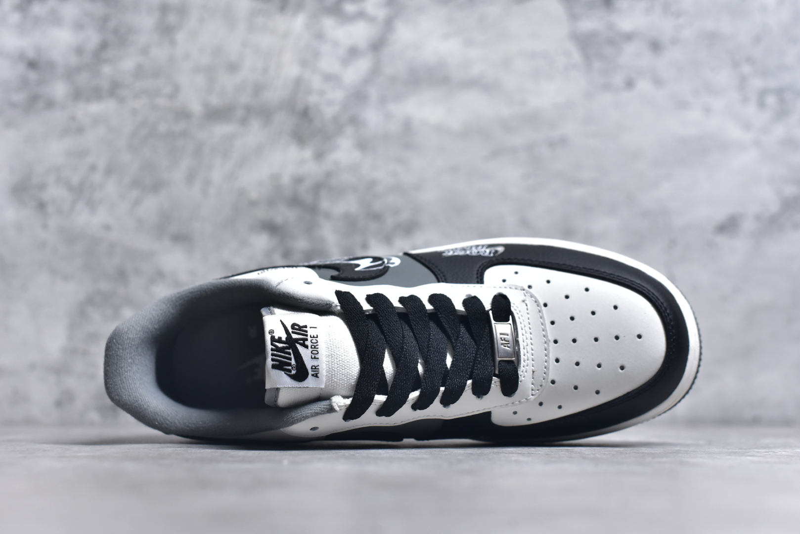 图片[4]-#Nike Air Force 1\’07 Low \”50 Cents\” 定制款 空军一号低帮休闲板鞋 DB3301-660 #50美分是美国著名说唱歌手，原名柯蒂斯·詹姆斯·杰克逊三世，1975年出生于纽约皇后区。他的童年充满艰辛，母亲因贩毒被枪杀，他自己也曾涉足毒品交易，多次入狱。但他凭借对说唱的热爱和天赋，在2003年发行首张专辑《Get Rich or Die Tryin\’》，其中单曲《In da Club》连续九周位居Billboard Hot 100榜首 尺码：36 36.5 37.5 38 38.5 39 40 40.5 41 42 42.5 43 44 44.5 45 9.D4-选品中心