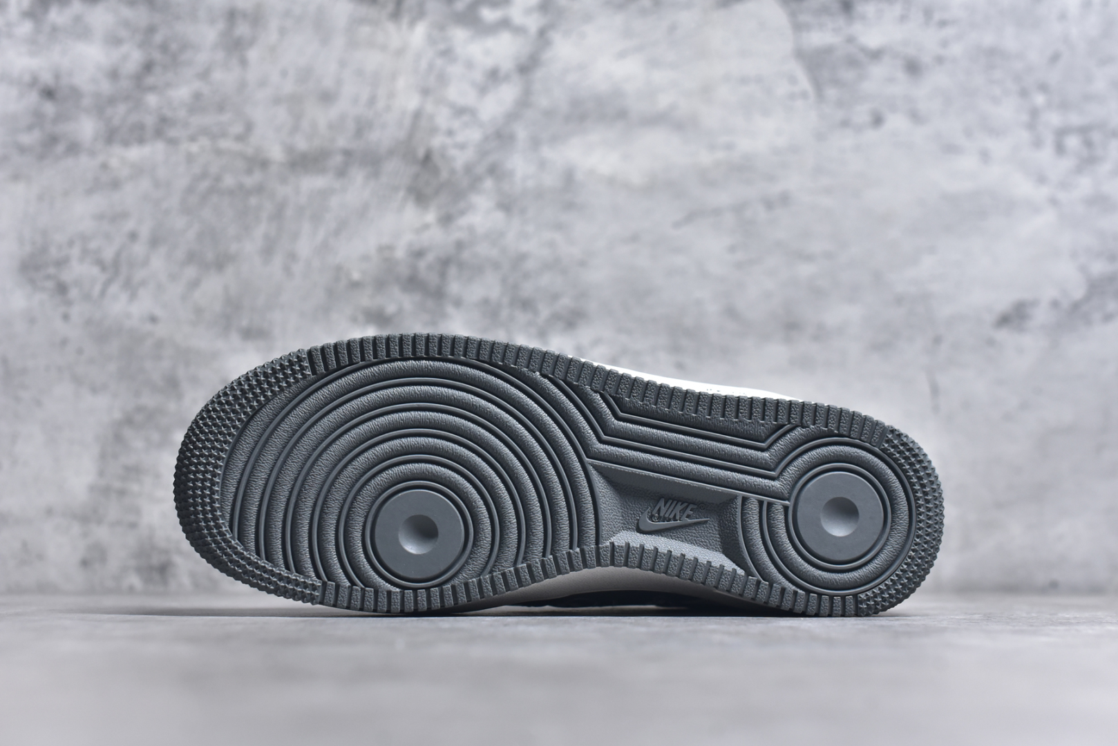图片[6]-#Nike Air Force 1\’07 Low \”50 Cents\” 定制款 空军一号低帮休闲板鞋 DB3301-660 #50美分是美国著名说唱歌手，原名柯蒂斯·詹姆斯·杰克逊三世，1975年出生于纽约皇后区。他的童年充满艰辛，母亲因贩毒被枪杀，他自己也曾涉足毒品交易，多次入狱。但他凭借对说唱的热爱和天赋，在2003年发行首张专辑《Get Rich or Die Tryin\’》，其中单曲《In da Club》连续九周位居Billboard Hot 100榜首 尺码：36 36.5 37.5 38 38.5 39 40 40.5 41 42 42.5 43 44 44.5 45 9.D4-选品中心
