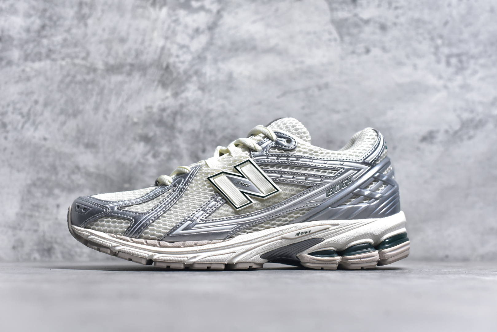 #新百伦NB New Balance M1906REE 白银绿 全套原楦原纸板原厂数据开发 进口三明治网面 原装进口皮料正确绒感卡色 正确中底拉帮中底网布细节 原厂标裁 带紫光防伪 定制后跟透明水晶模块 冲裁组合 大底贴合程度胶水上色把控完美 整洁度挑战全网艺术家 多道序QC把关品质完善 匠心打造 耗时两个月开发完成 工艺极其复杂难度可想而知 新开独立私模大底 全网唯一正确六层组合大底 高端零售专供产物 尺码：36-45-选品中心