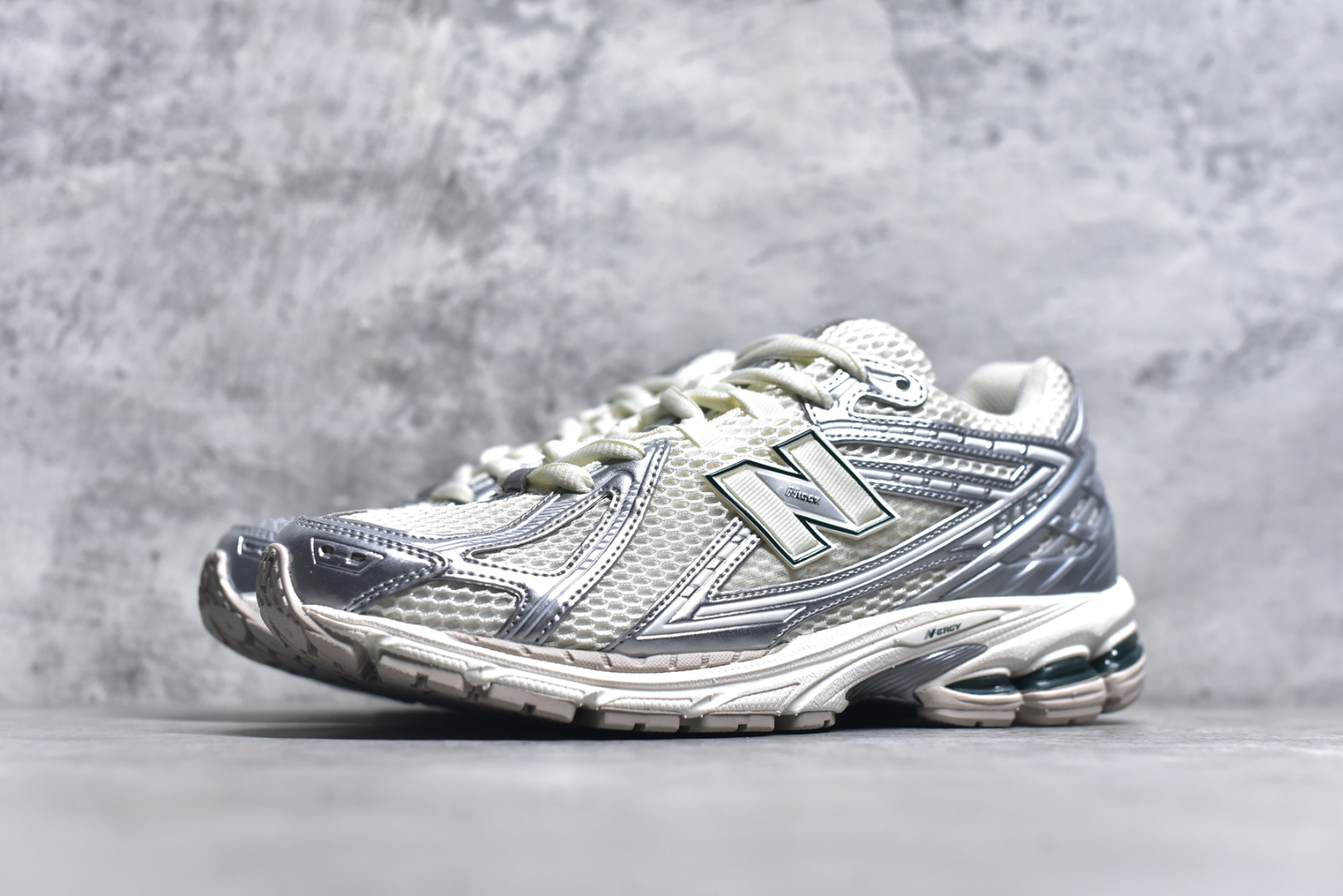 图片[2]-#新百伦NB New Balance M1906REE 白银绿 全套原楦原纸板原厂数据开发 进口三明治网面 原装进口皮料正确绒感卡色 正确中底拉帮中底网布细节 原厂标裁 带紫光防伪 定制后跟透明水晶模块 冲裁组合 大底贴合程度胶水上色把控完美 整洁度挑战全网艺术家 多道序QC把关品质完善 匠心打造 耗时两个月开发完成 工艺极其复杂难度可想而知 新开独立私模大底 全网唯一正确六层组合大底 高端零售专供产物 尺码：36-45-选品中心
