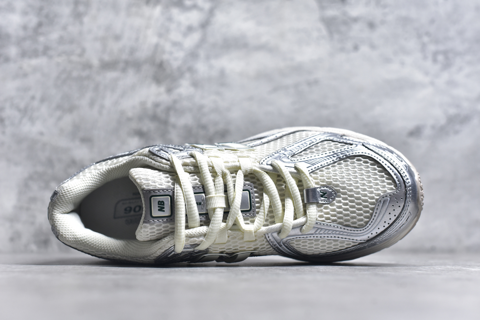 图片[4]-#新百伦NB New Balance M1906REE 白银绿 全套原楦原纸板原厂数据开发 进口三明治网面 原装进口皮料正确绒感卡色 正确中底拉帮中底网布细节 原厂标裁 带紫光防伪 定制后跟透明水晶模块 冲裁组合 大底贴合程度胶水上色把控完美 整洁度挑战全网艺术家 多道序QC把关品质完善 匠心打造 耗时两个月开发完成 工艺极其复杂难度可想而知 新开独立私模大底 全网唯一正确六层组合大底 高端零售专供产物 尺码：36-45-选品中心